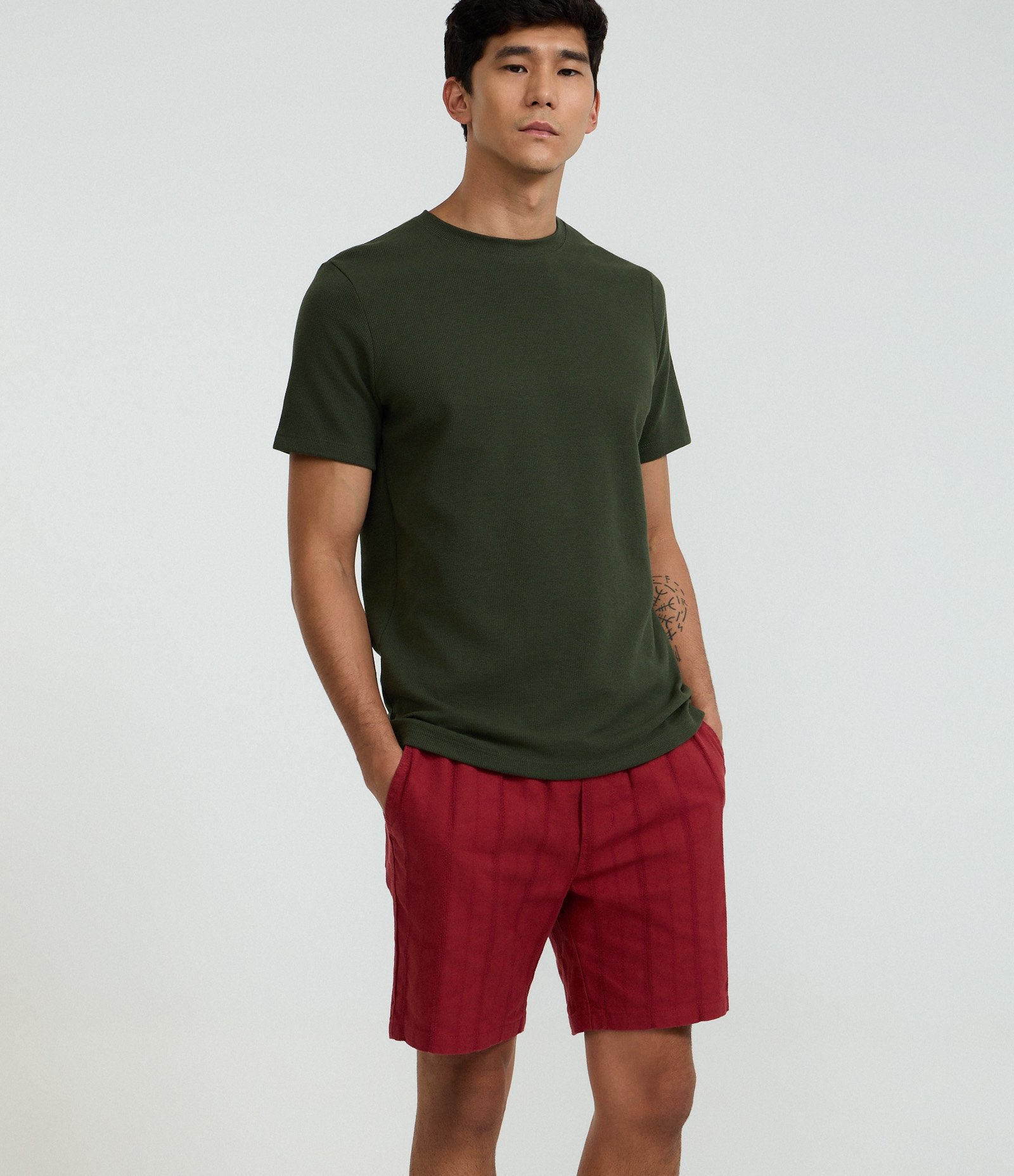 Bermuda Reta Texturizada com Cós Elástico Vermelho 3