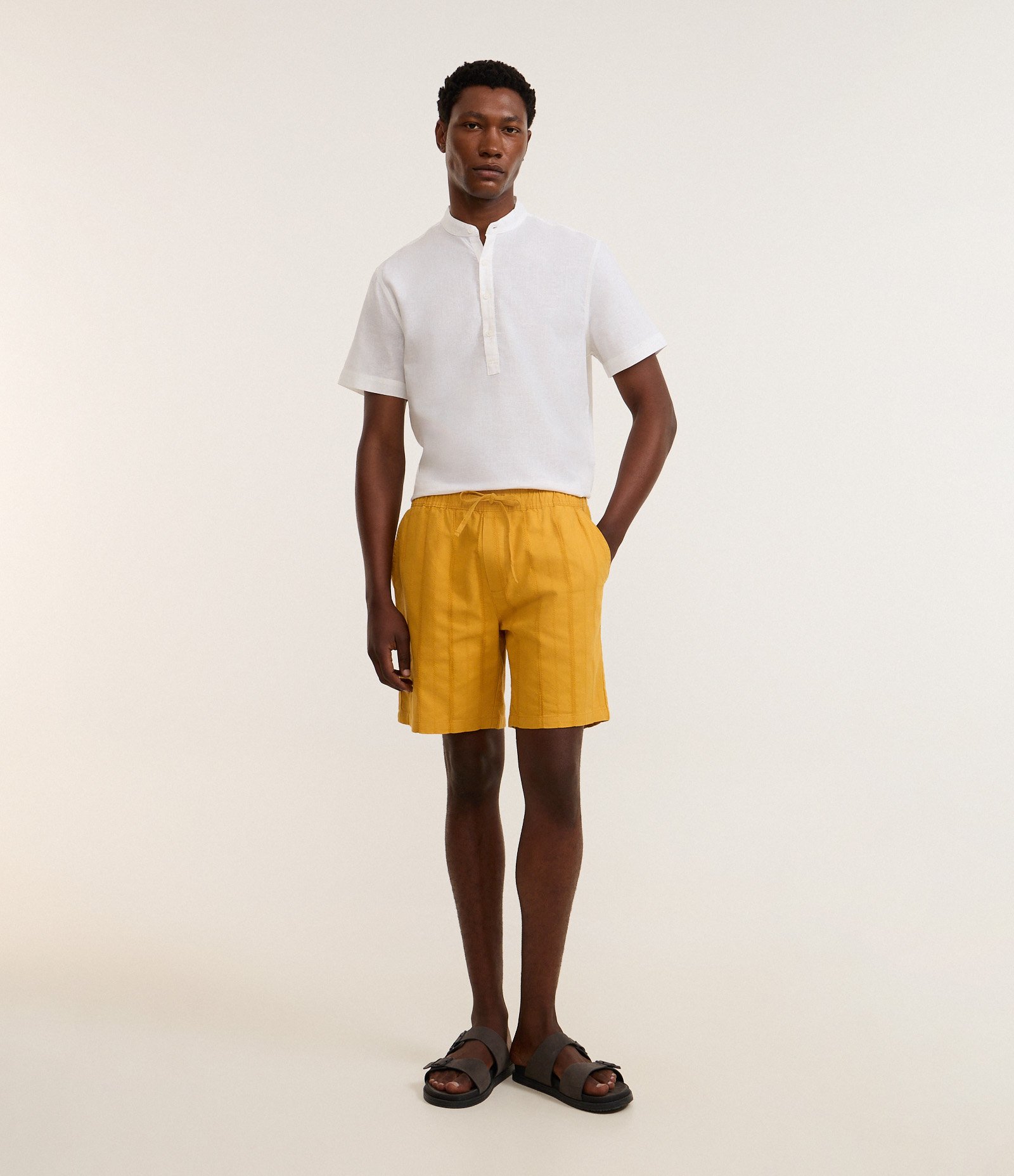 Bermuda Reta Texturizada com Cós Elástico Amarelo 1