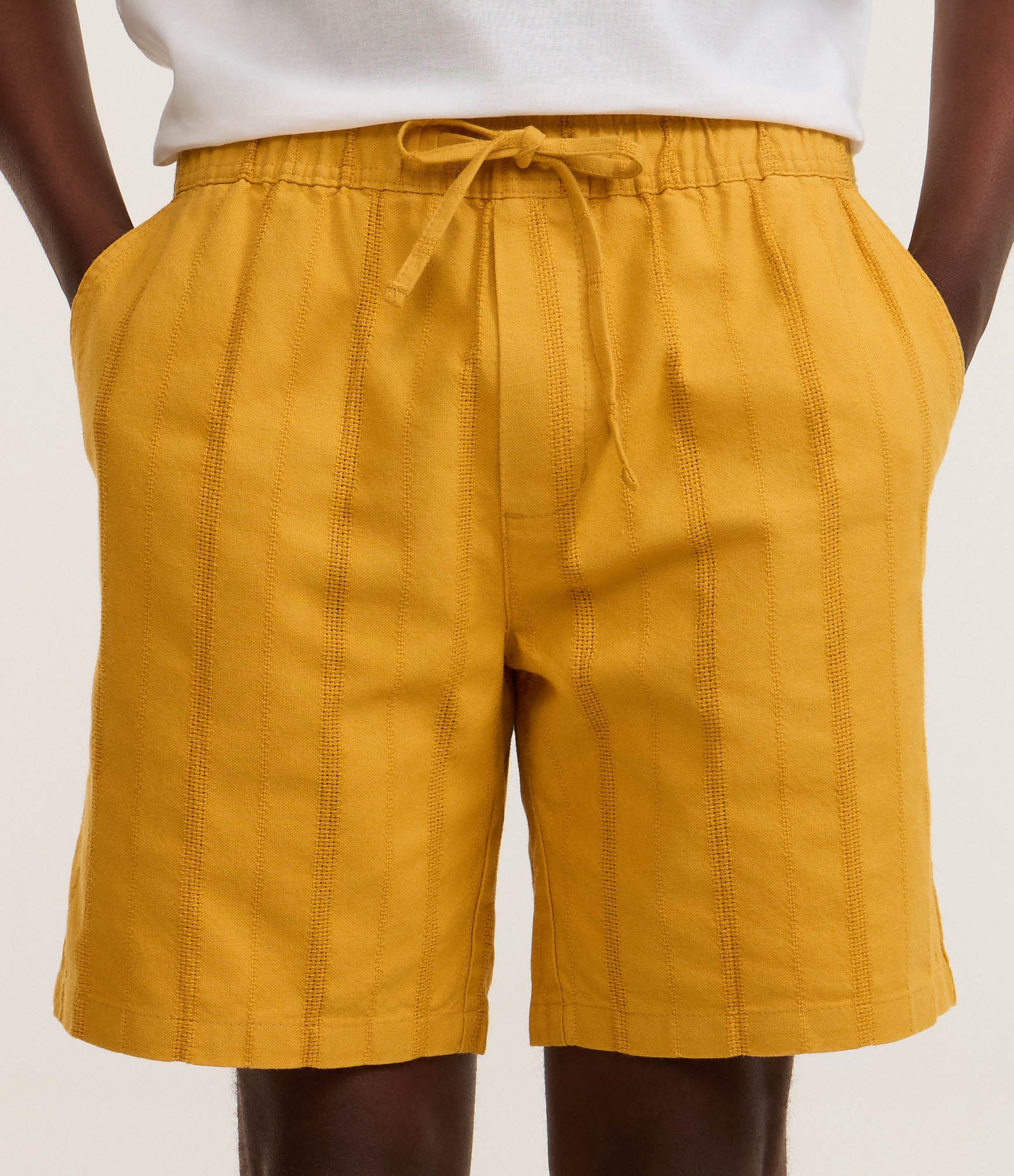 Bermuda Reta Texturizada com Cós Elástico Amarelo 2