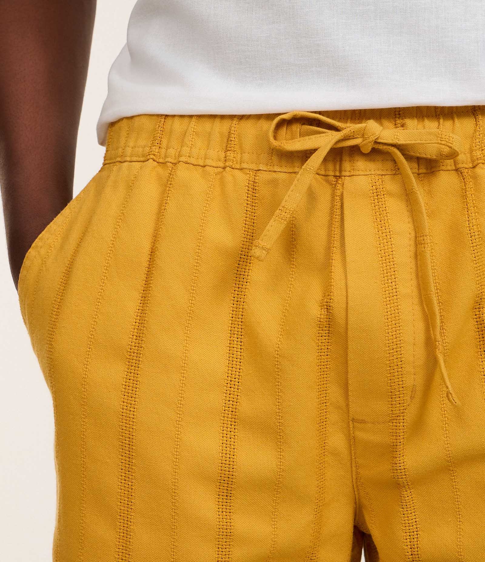 Bermuda Reta Texturizada com Cós Elástico Amarelo 3