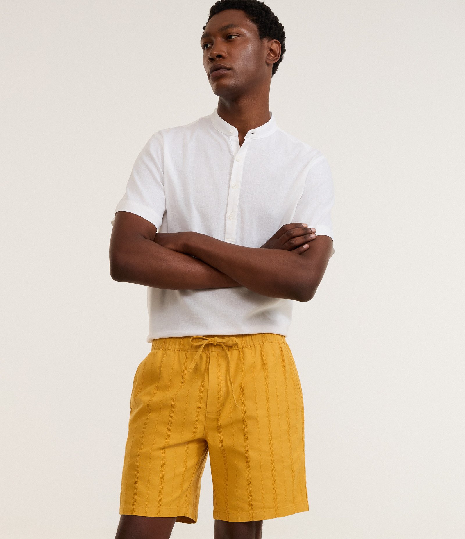 Bermuda Reta Texturizada com Cós Elástico Amarelo 4