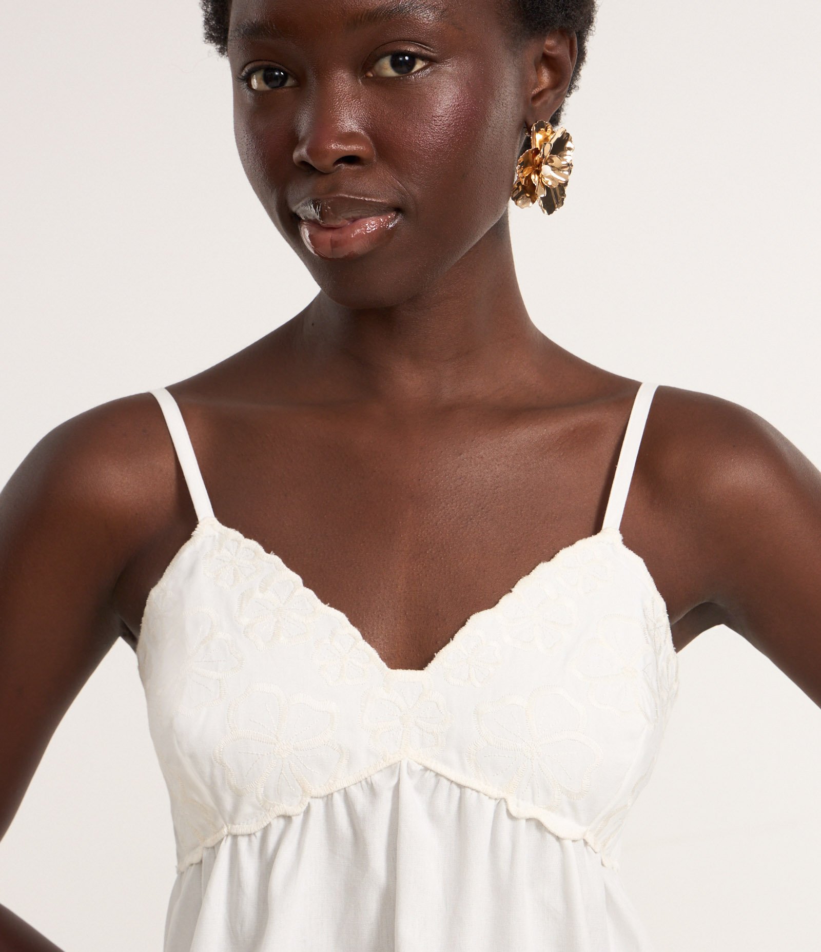 Vestido Curto em Tricoline com Busto Bordado de Flores Branco 3