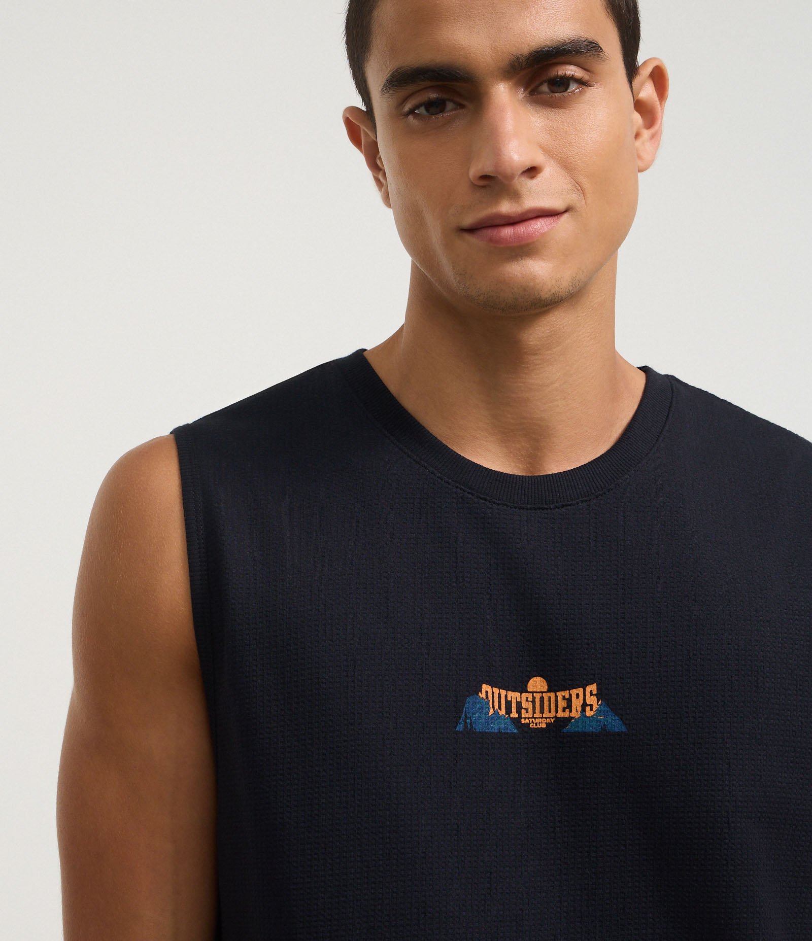 Regata Comfort em Algodão com Estampa Lettering  Outsiders Texturizada Preto 3