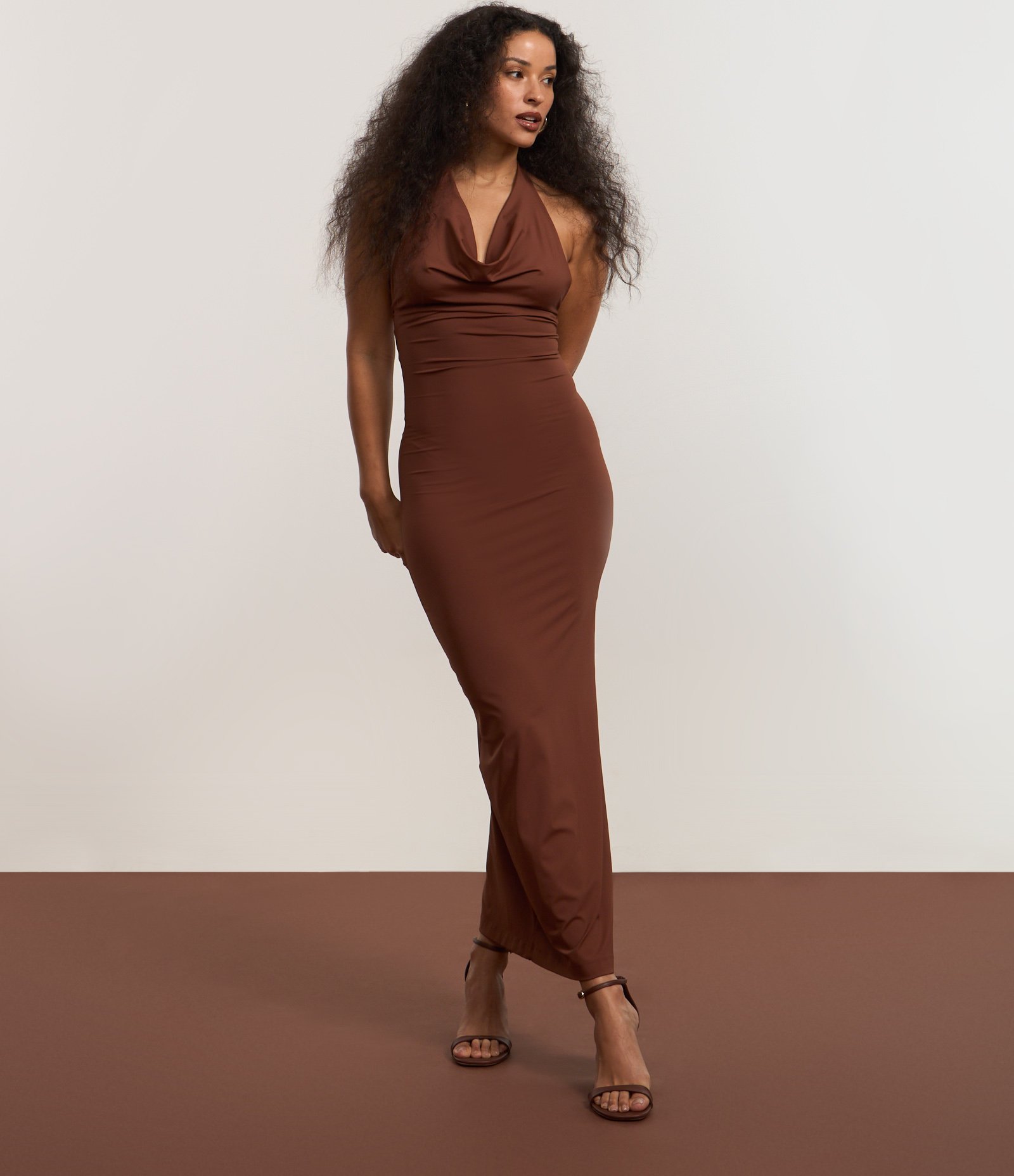 Vestido New Midi Frente Única em Microfibra com Decote Degagê Marrom 5