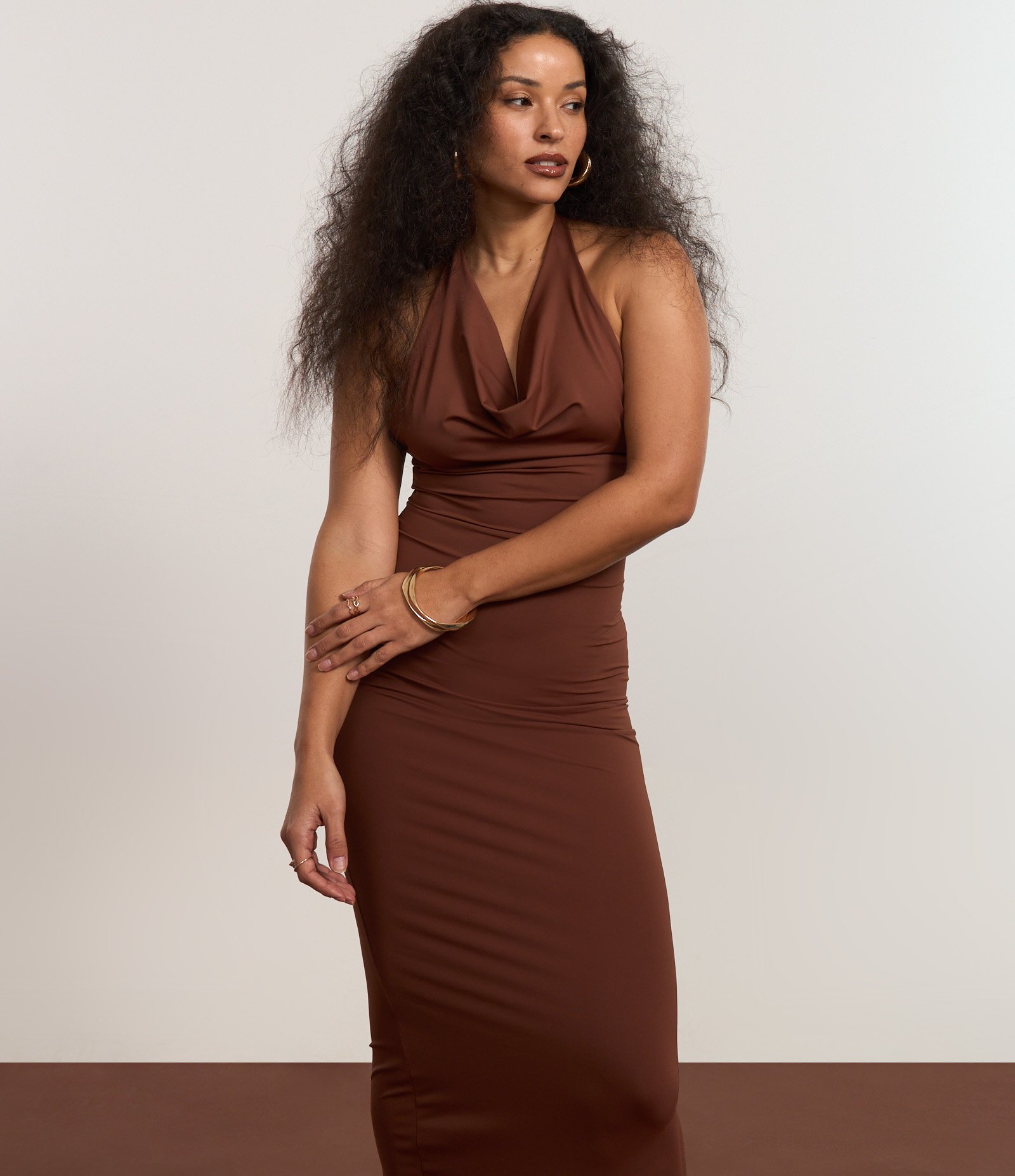 Vestido New Midi Frente Única em Microfibra com Decote Degagê Marrom 6