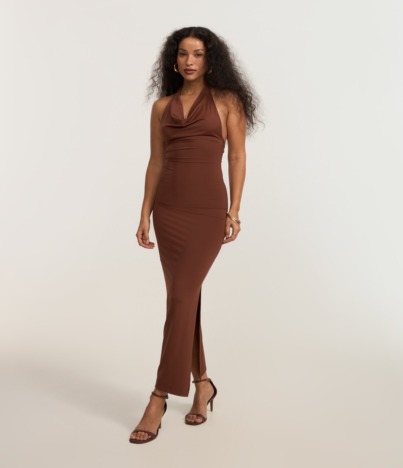 Vestido New Midi Frente Única em Microfibra com Decote Degagê Marrom 1