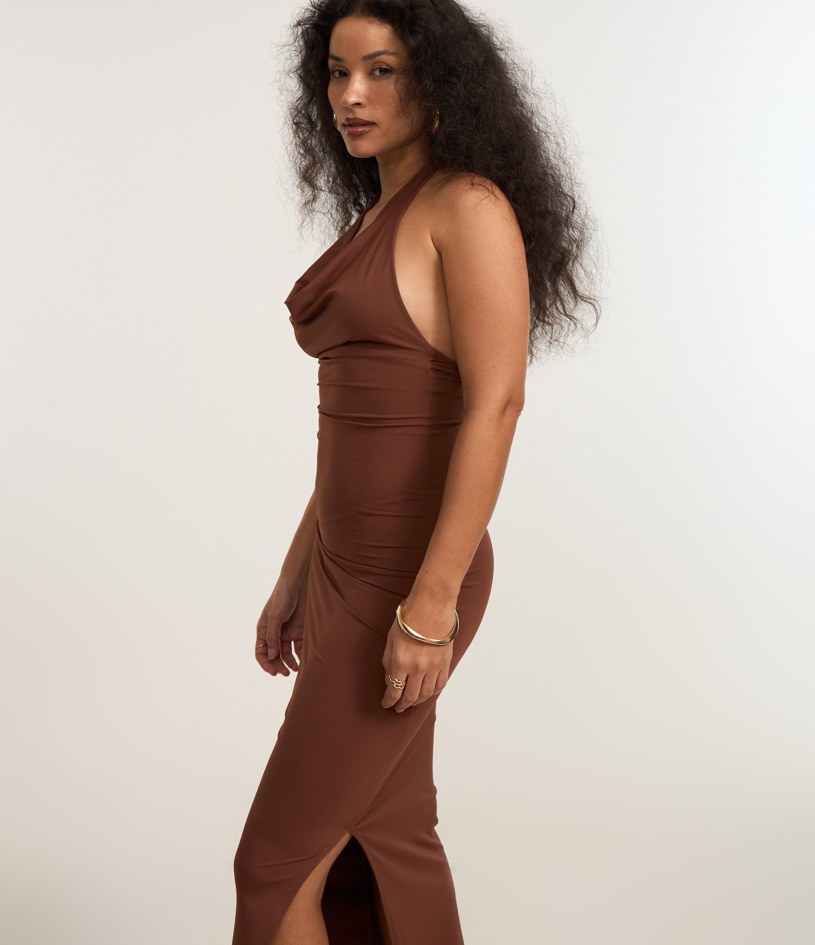 Vestido New Midi Frente Única em Microfibra com Decote Degagê Marrom 2