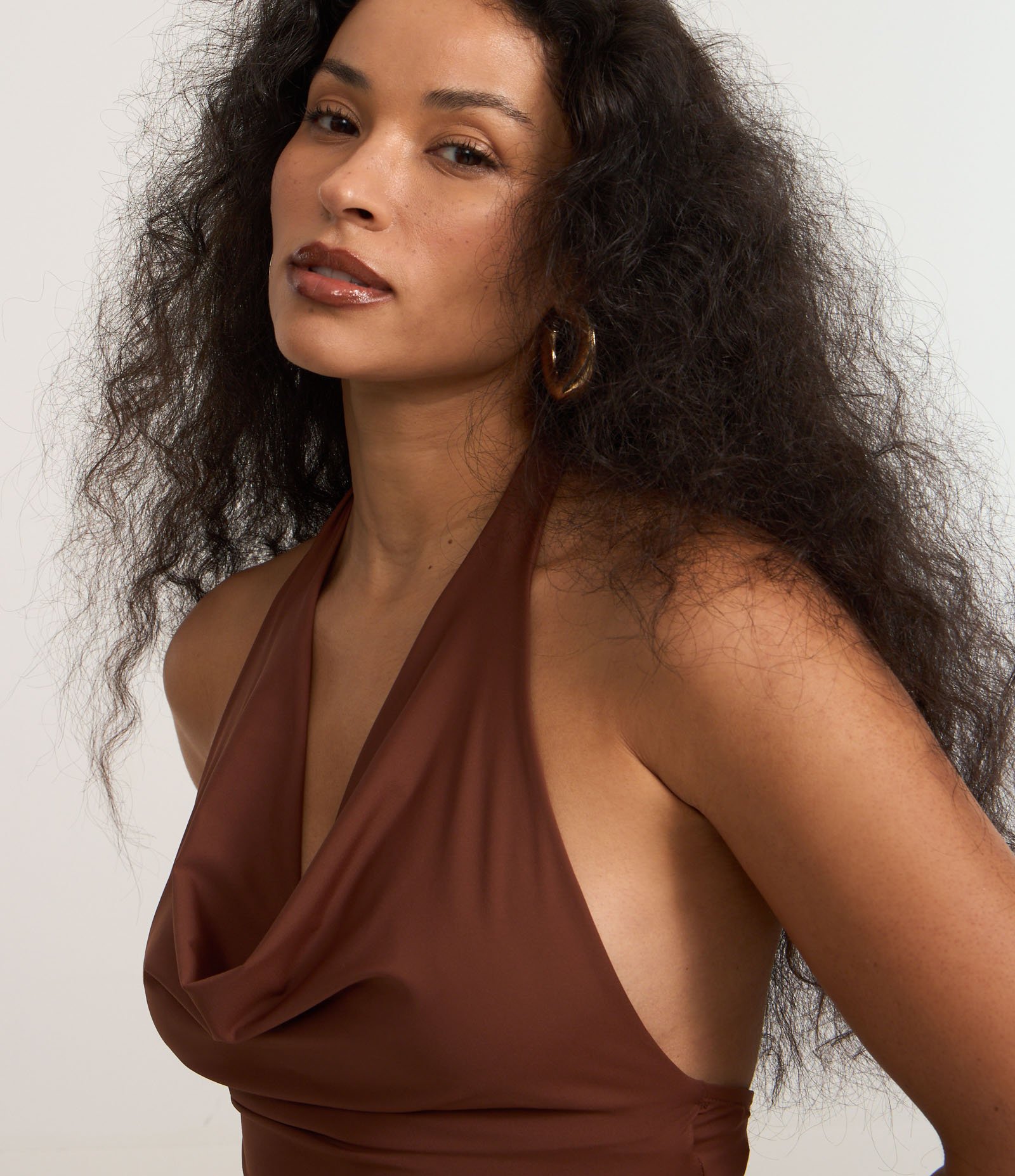 Vestido New Midi Frente Única em Microfibra com Decote Degagê Marrom 3