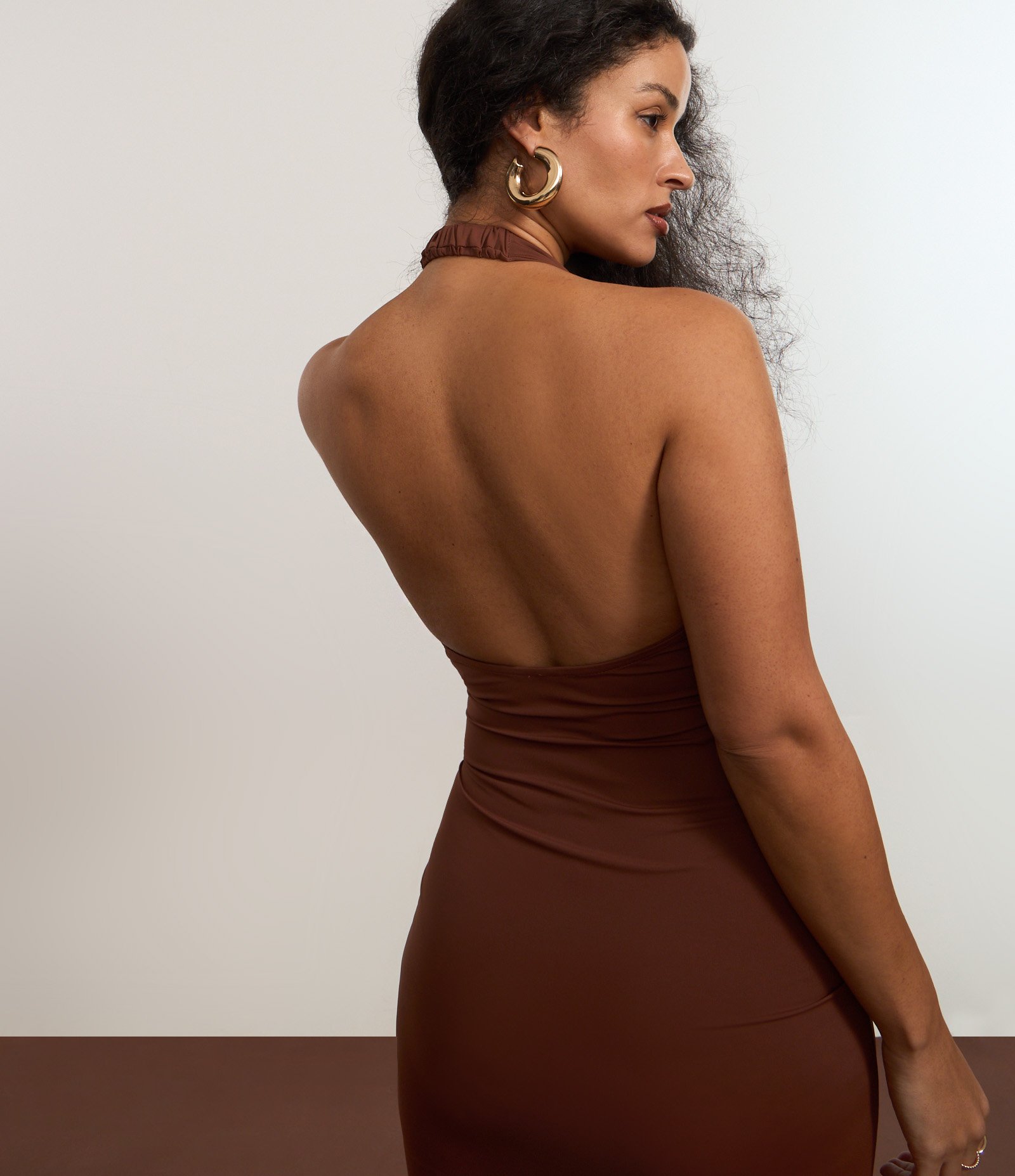 Vestido New Midi Frente Única em Microfibra com Decote Degagê Marrom 4