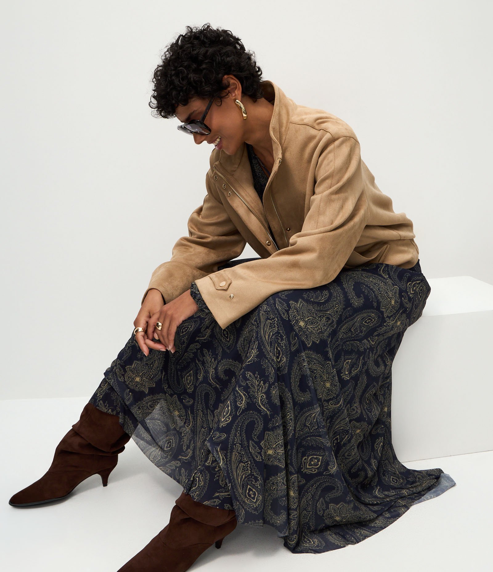 Jaqueta Bomber em Suede com Elástico na Barra Bege 6