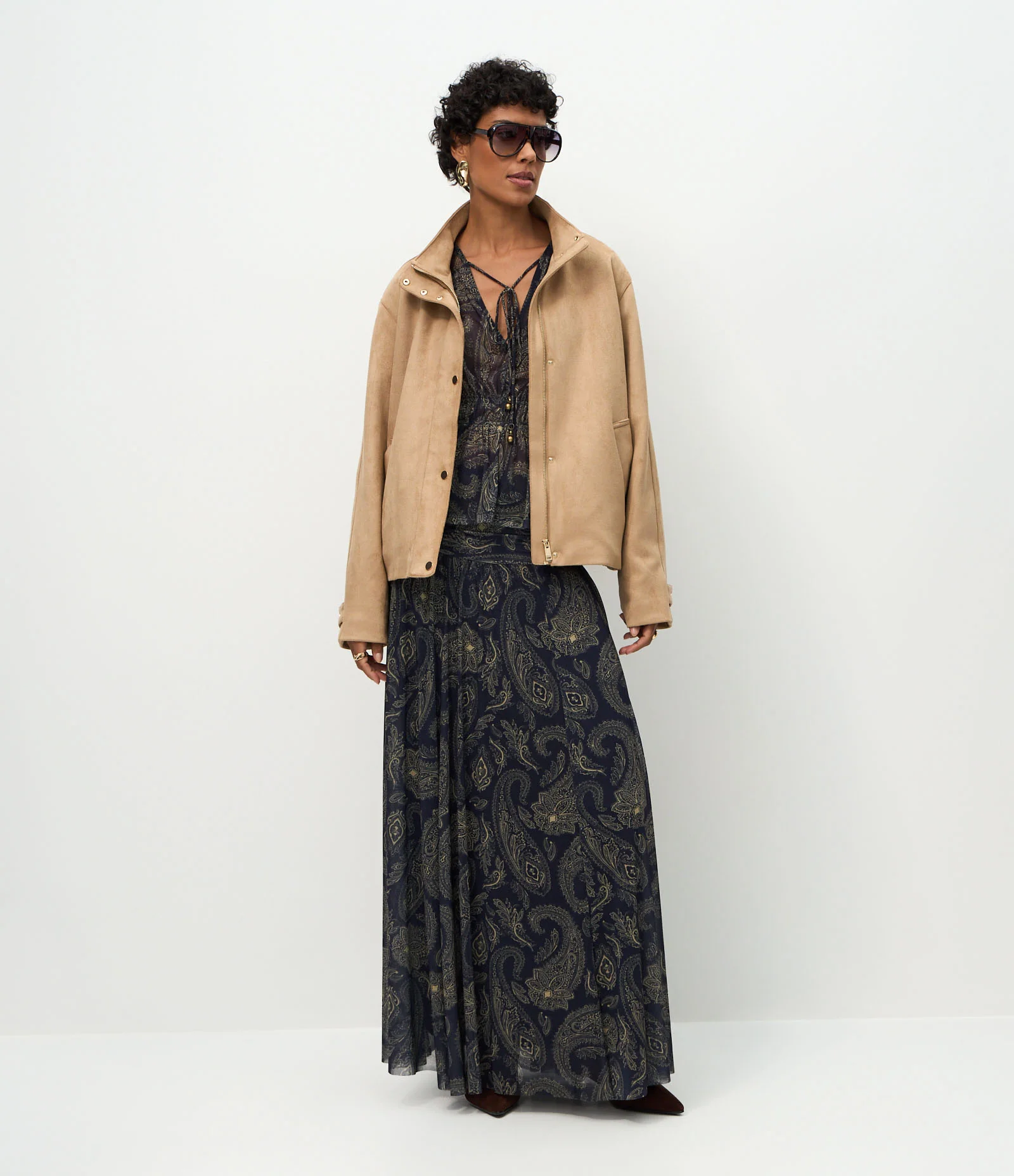 Jaqueta Bomber em Suede com Elástico na Barra Bege 2