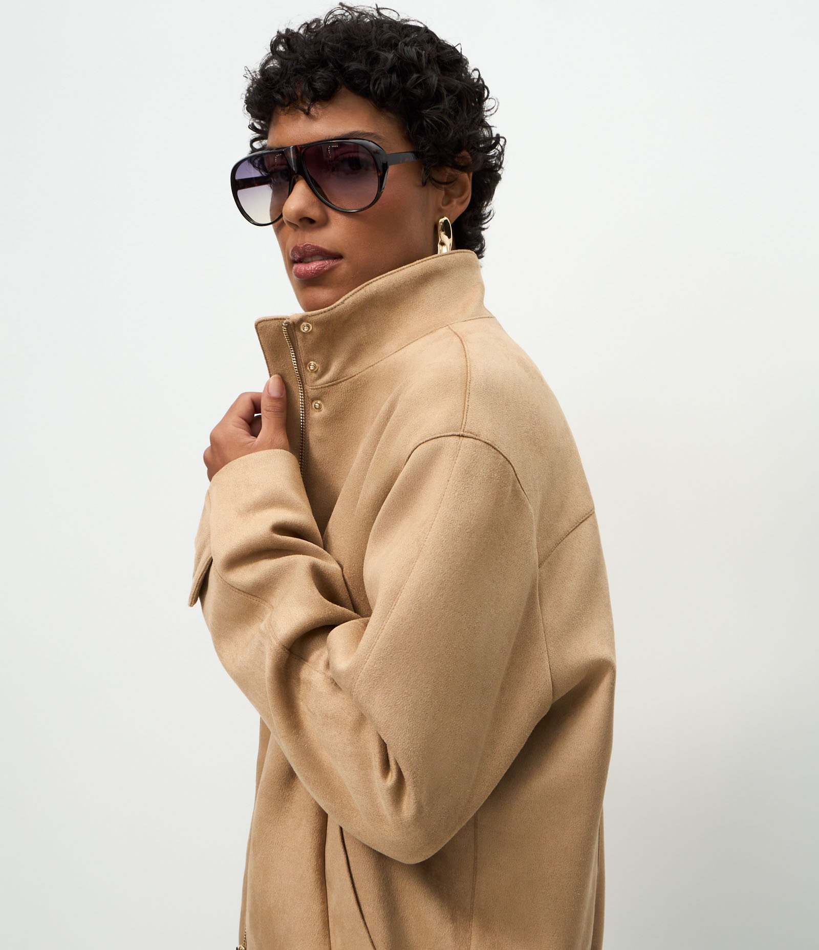 Jaqueta Bomber em Suede com Elástico na Barra Bege 3