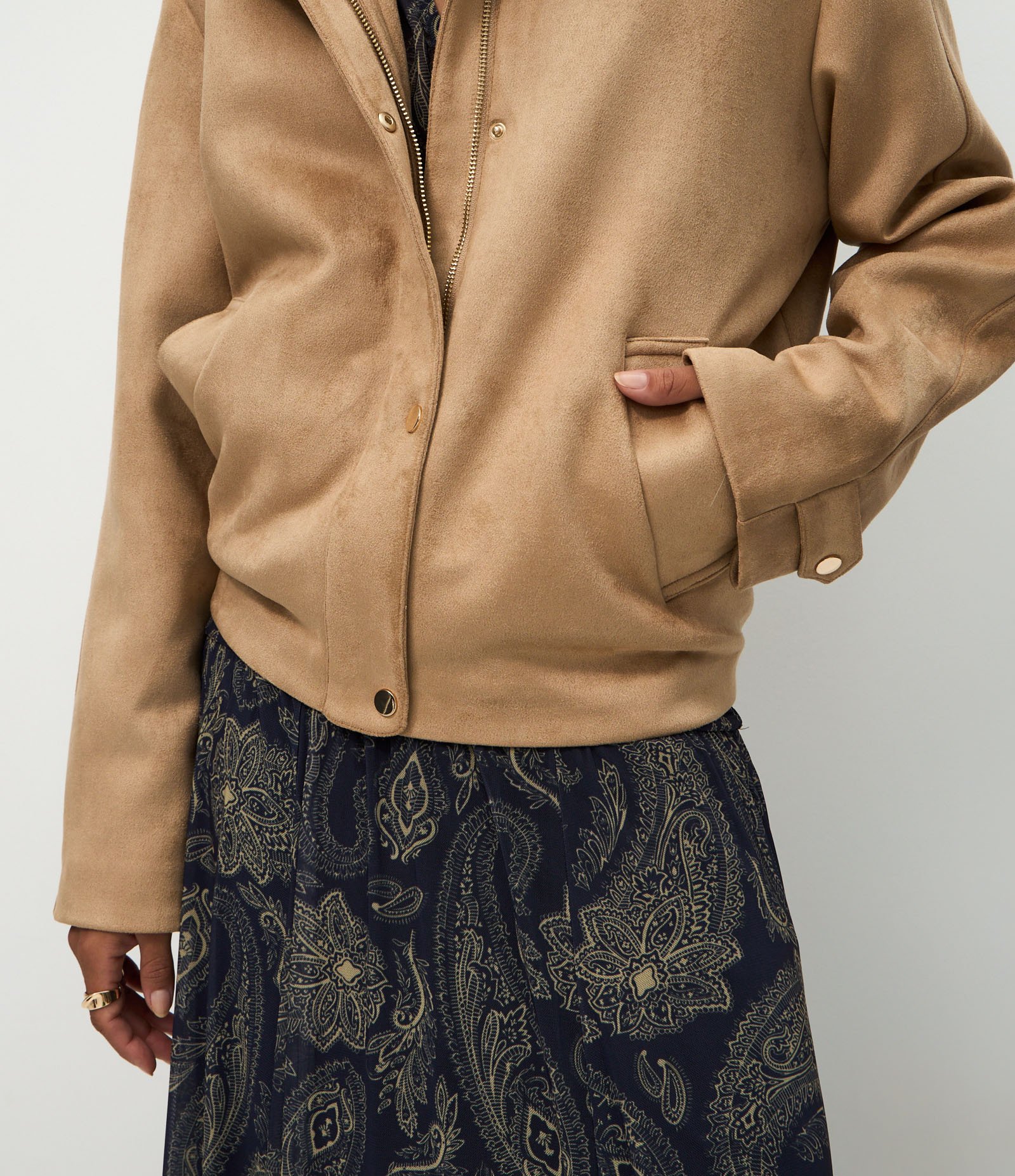 Jaqueta Bomber em Suede com Elástico na Barra Bege 4