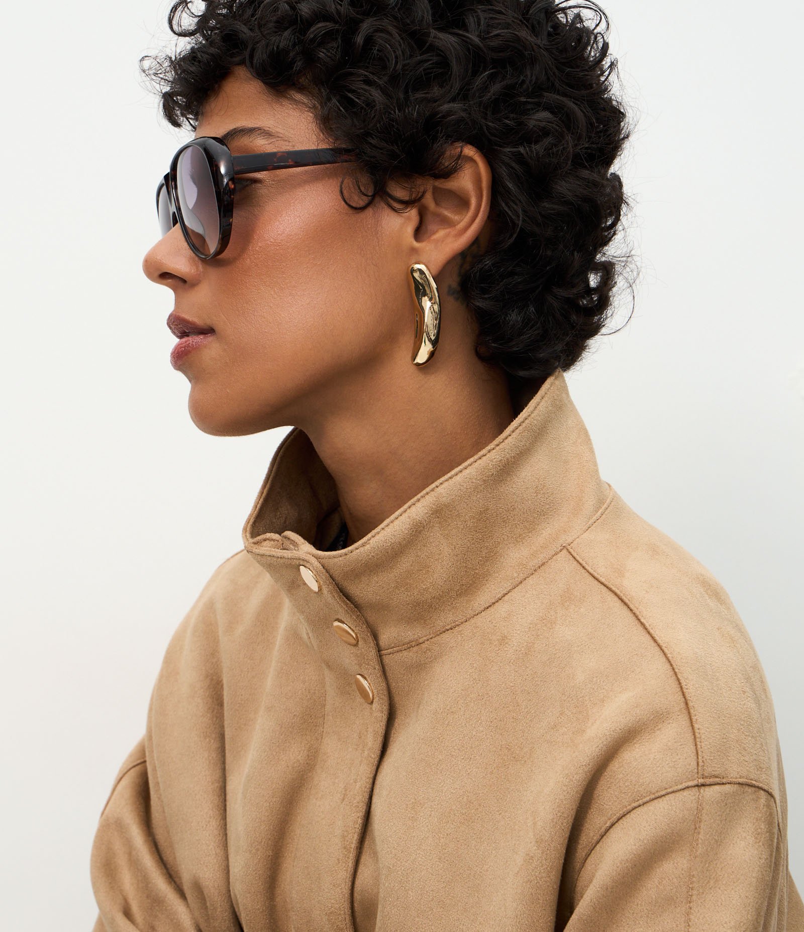 Jaqueta Bomber em Suede com Elástico na Barra Bege 5