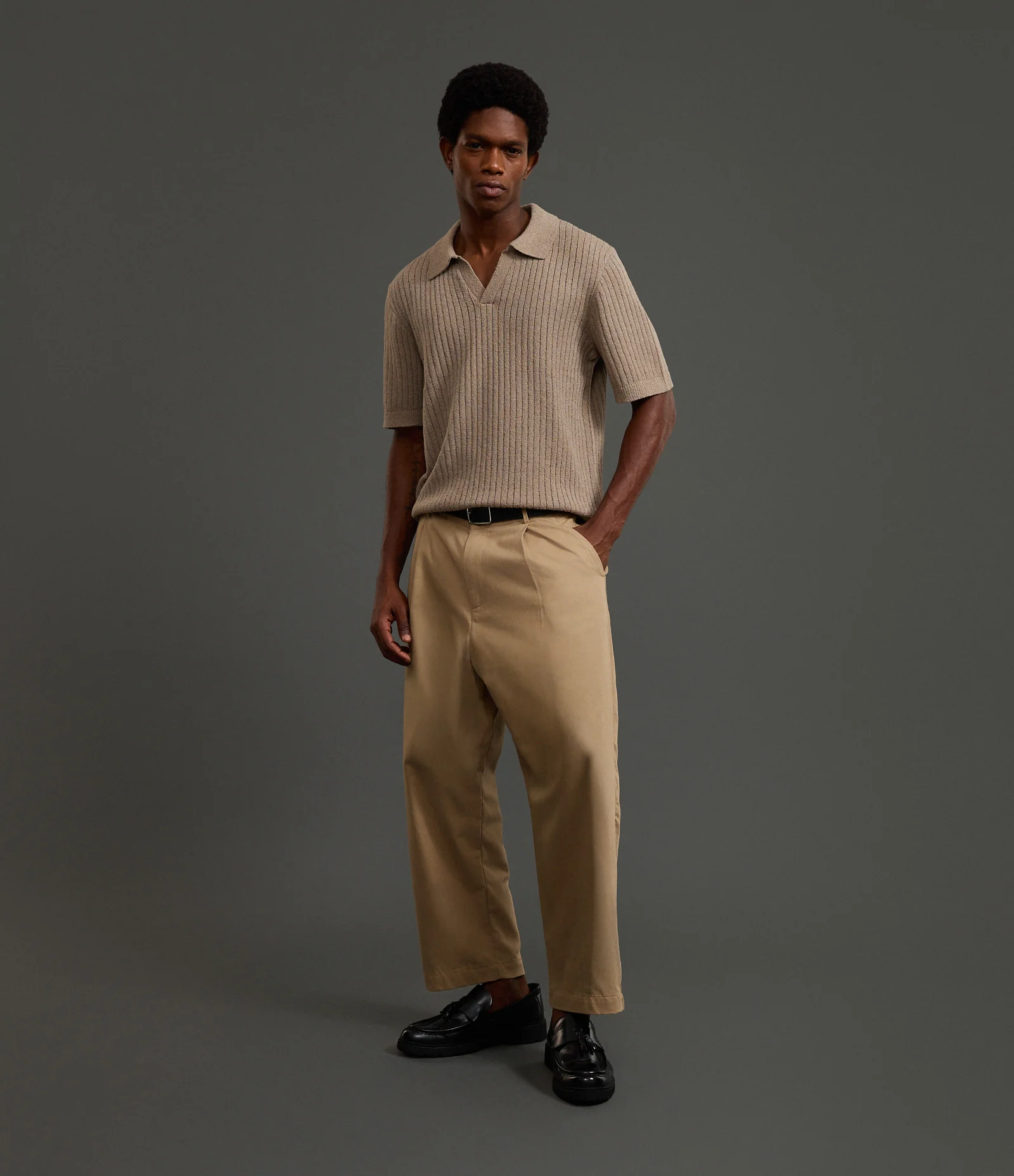 Camisa Polo Comfort em Tricô com Gola V e Texturizada Marrom 2