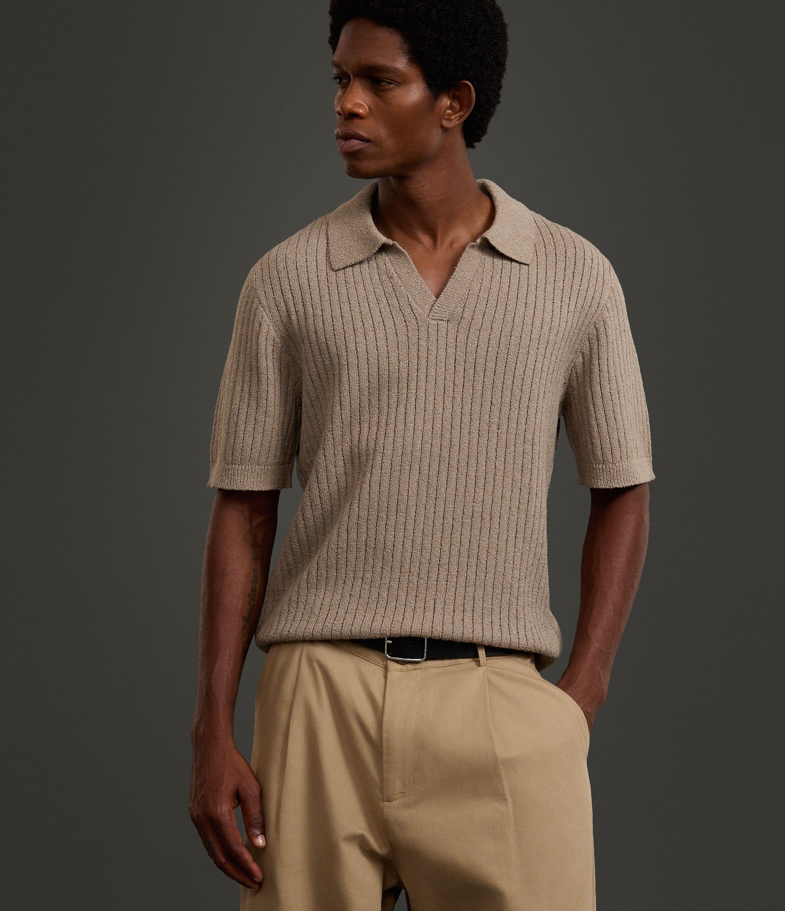 Camisa Polo Comfort em Tricô com Gola V e Texturizada Marrom 4