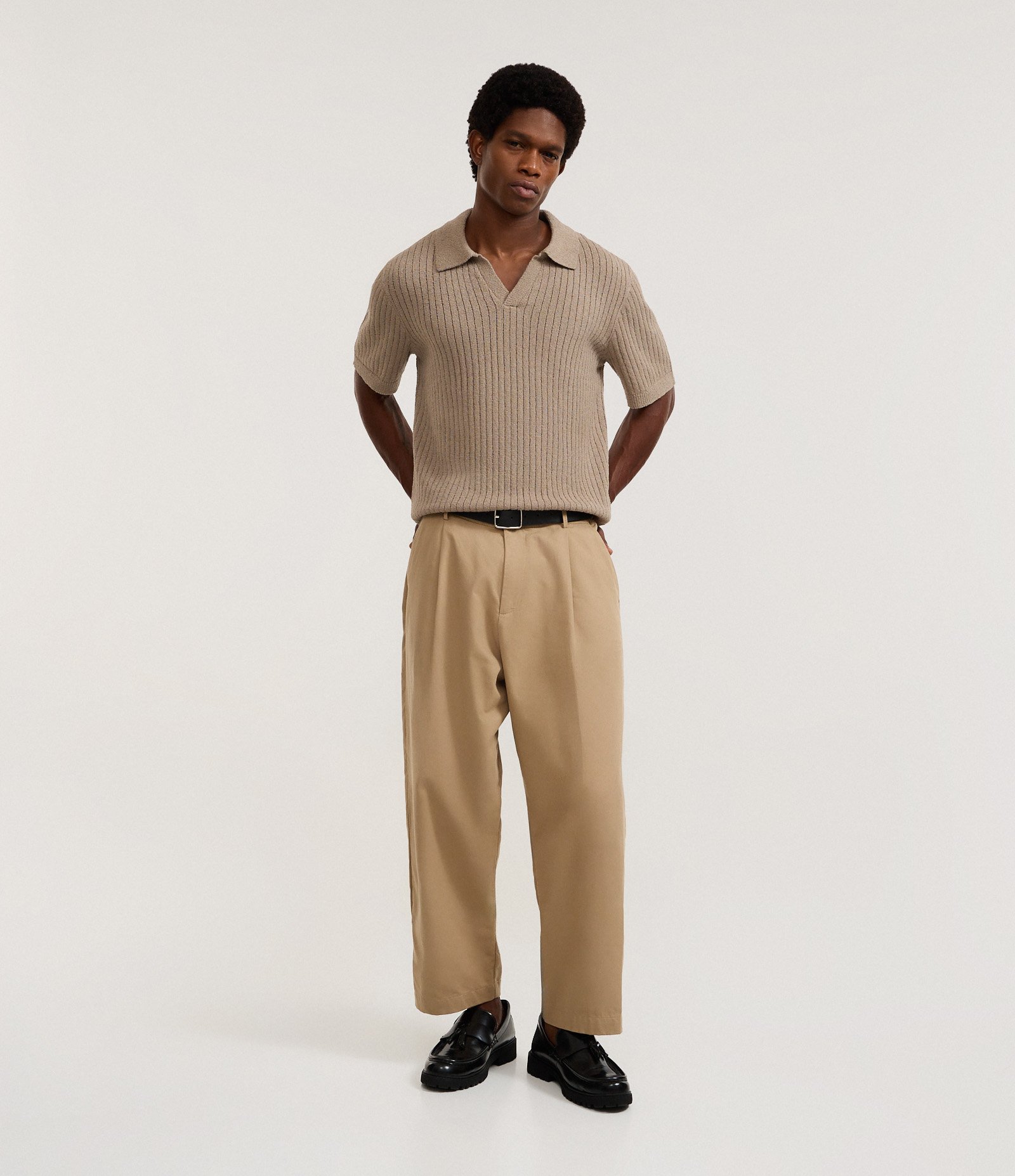 Camisa Polo Comfort em Tricô com Gola V e Texturizada Marrom 5