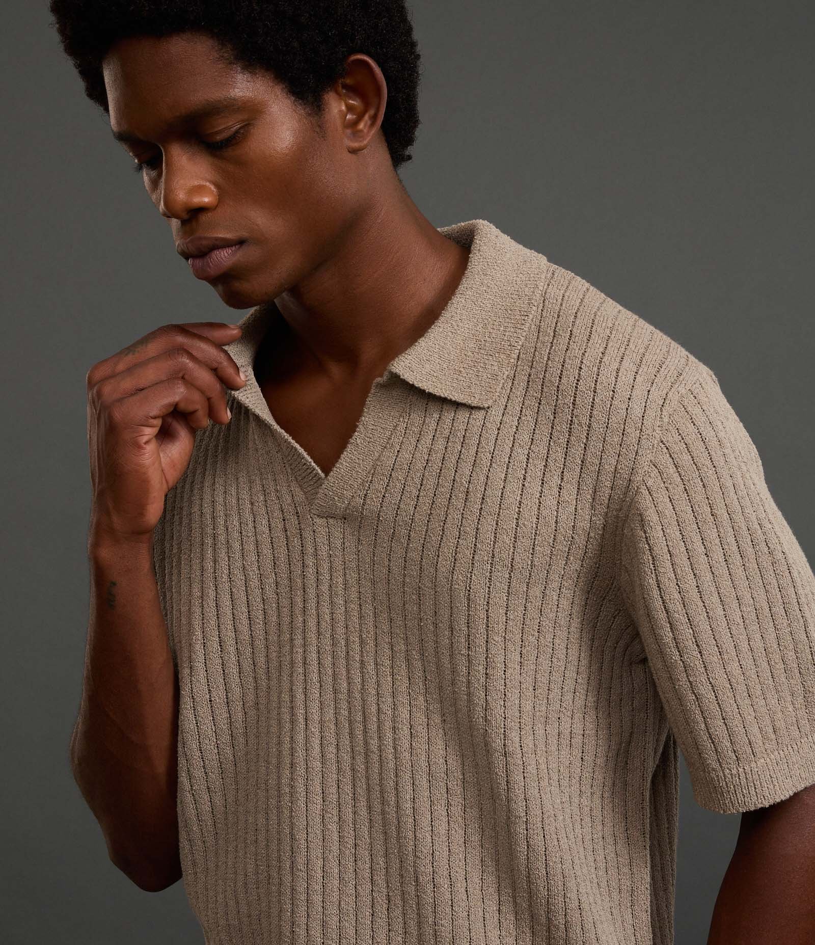 Camisa Polo Comfort em Tricô com Gola V e Texturizada Marrom 6