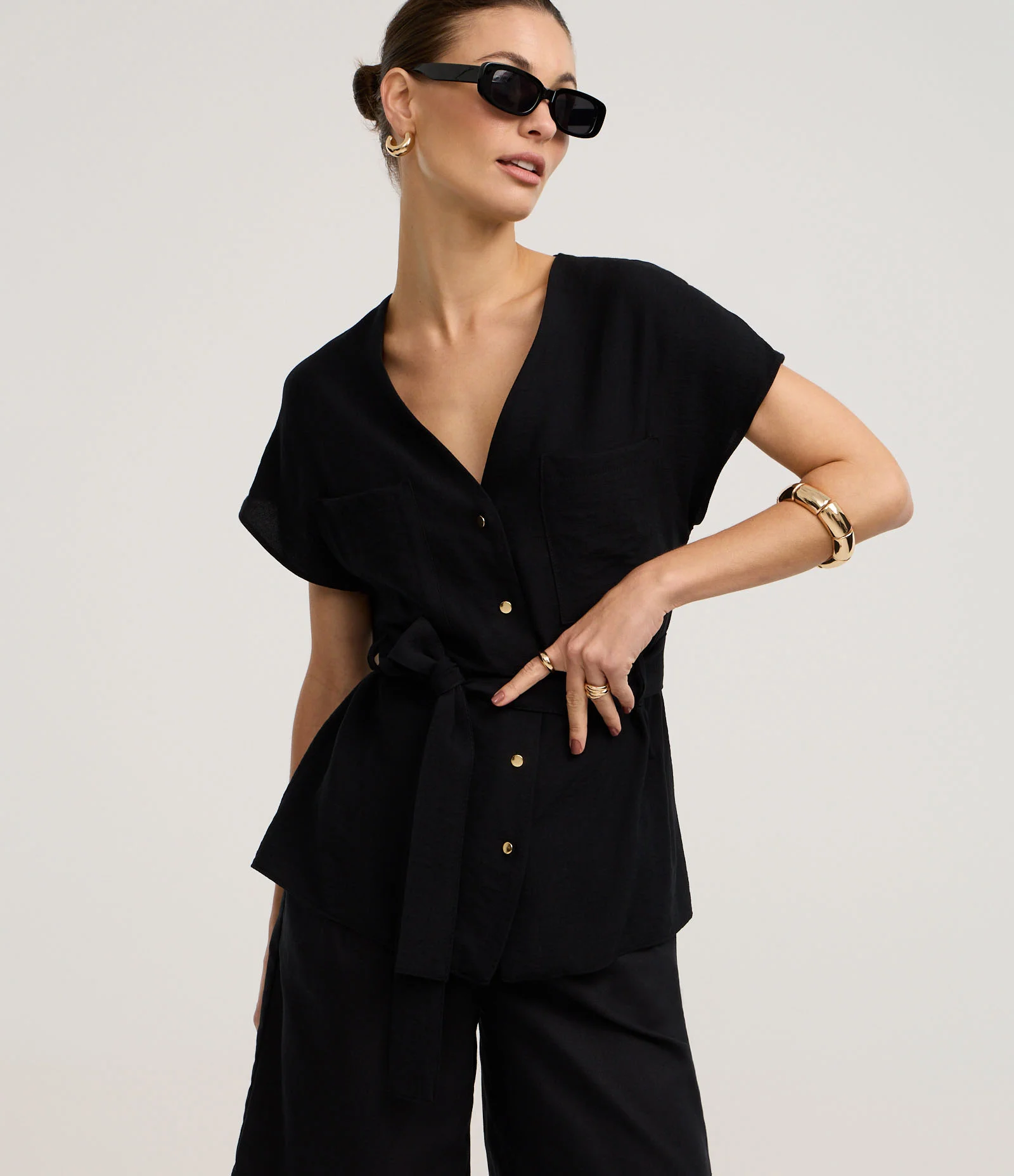 Blusa em Viscose com Decote V e Cinto Amaração Preto 1