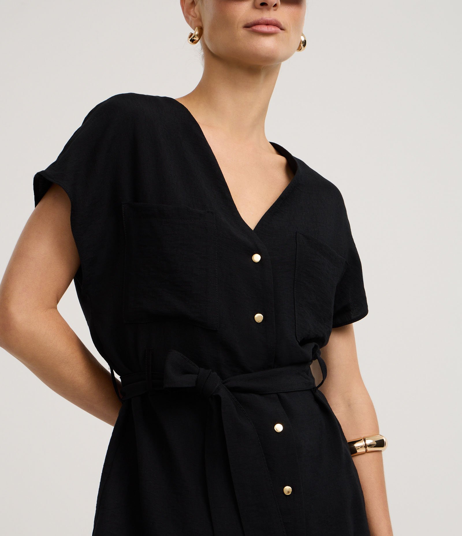 Blusa em Viscose com Decote V e Cinto Amaração Preto 4
