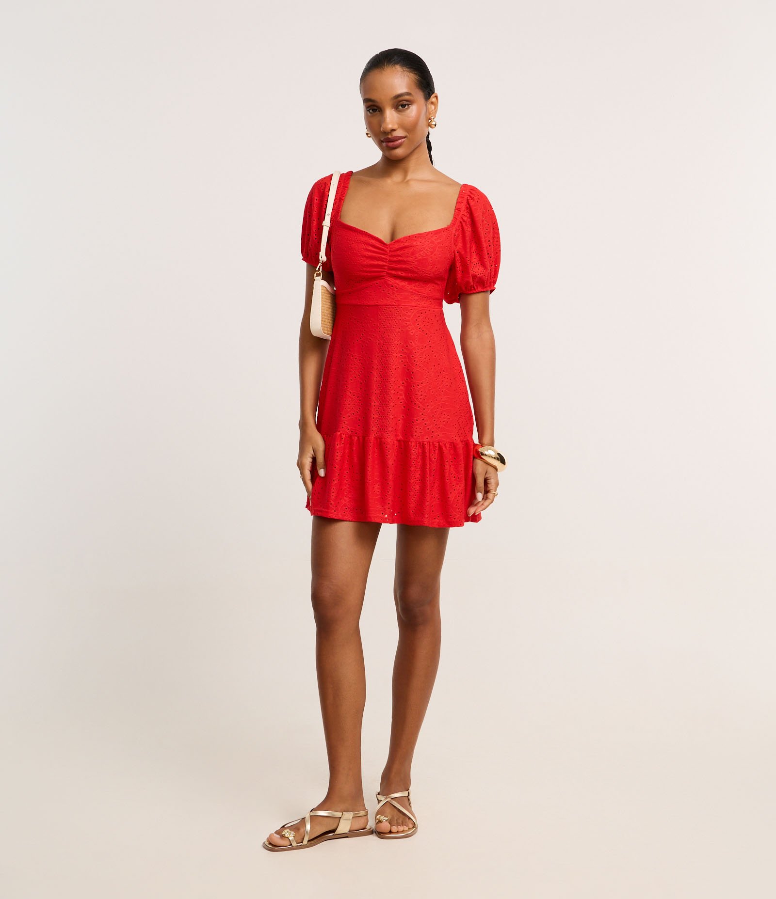 Vestido Curto em Laise com Manga Bufante e Bordado Vazado Vermelho 2