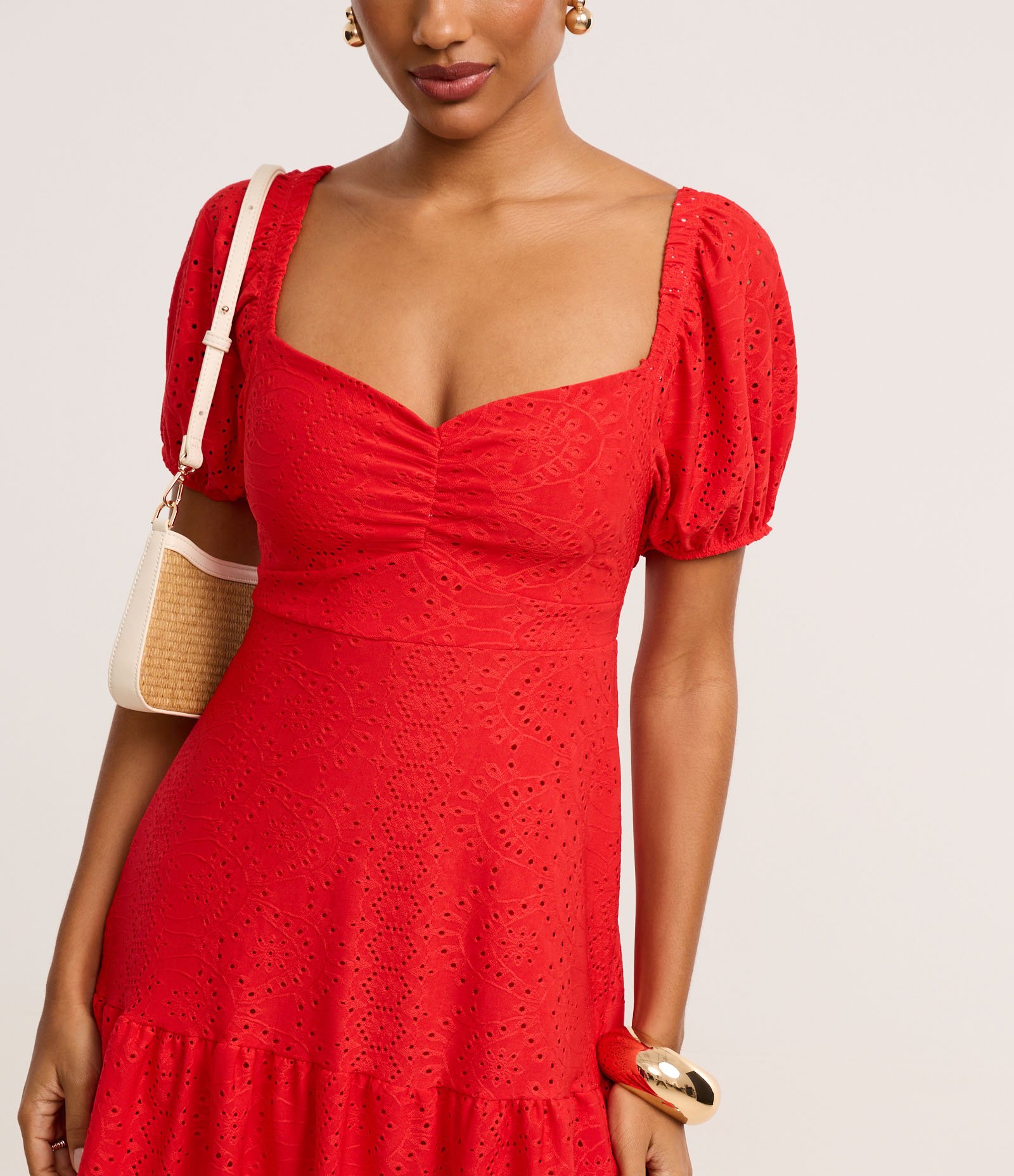 Vestido Curto em Laise com Manga Bufante e Bordado Vazado Vermelho 4