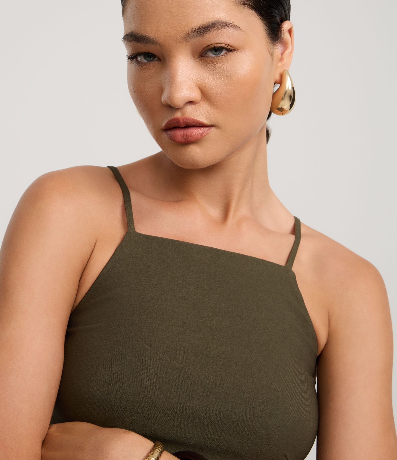 Blusa Ajustada em Viscose com Alça Fina e Decote Reto Verde Oliva 3