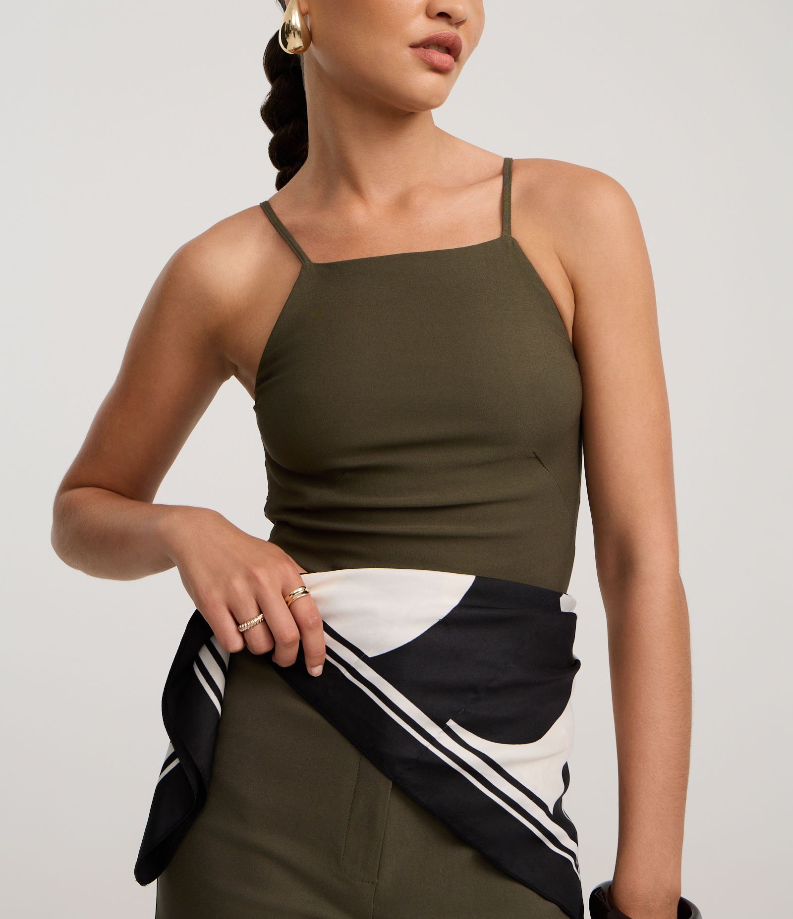 Blusa Ajustada em Viscose com Alça Fina e Decote Reto Verde Oliva 4