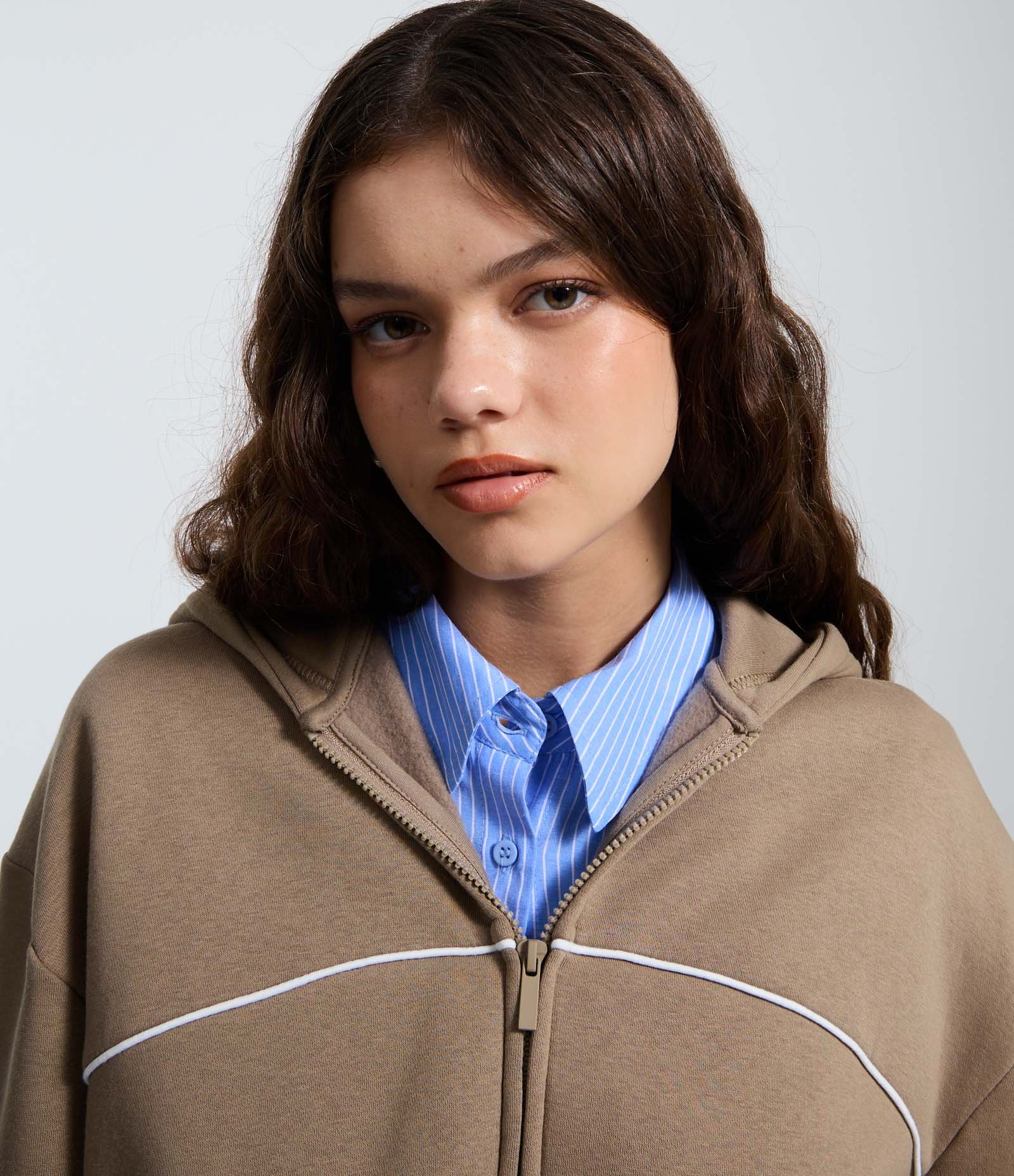 Casaco em Microfibra com Capuz e Pipping Contrastante Bege 3