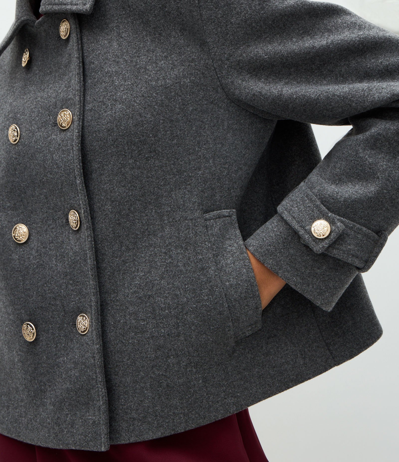 Casaco Regular em Polivelour com Abotoamento Duplo Cinza 4