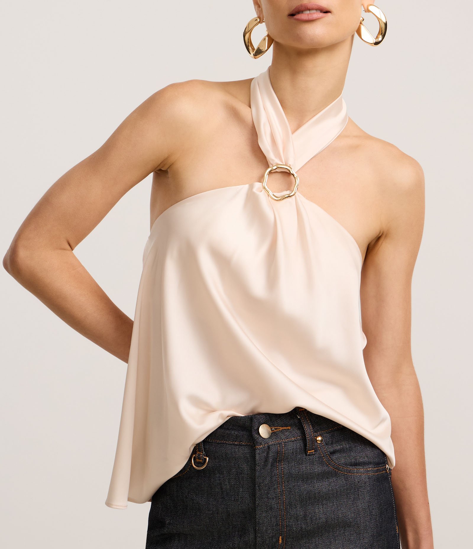 Blusa Frente Única em Cetim com Argola na Gola Cruzada Off White 3