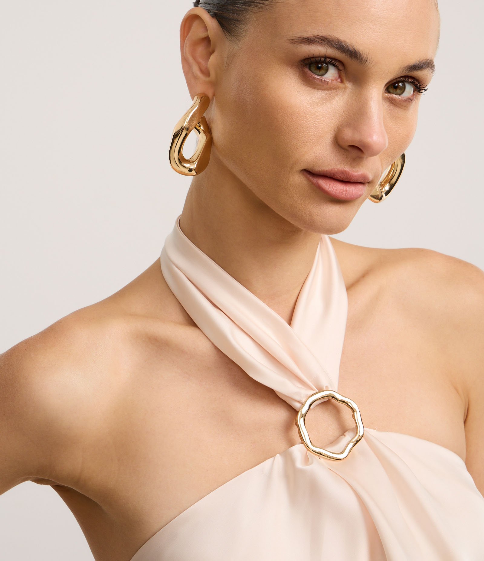 Blusa Frente Única em Cetim com Argola na Gola Cruzada Off White 4