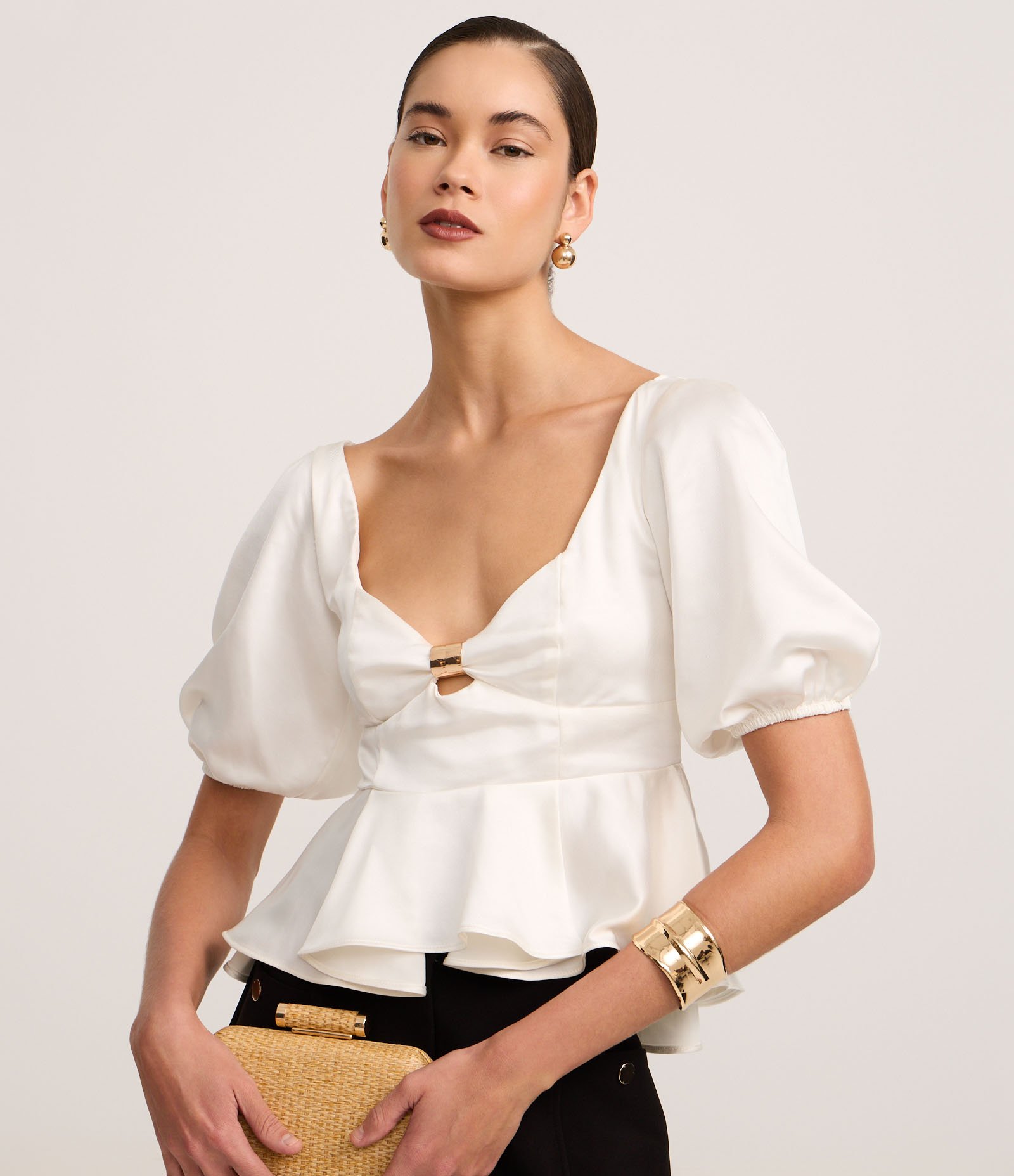 Blusa Peplum Acetinada com Aviamento no Decote Coração Off White 1