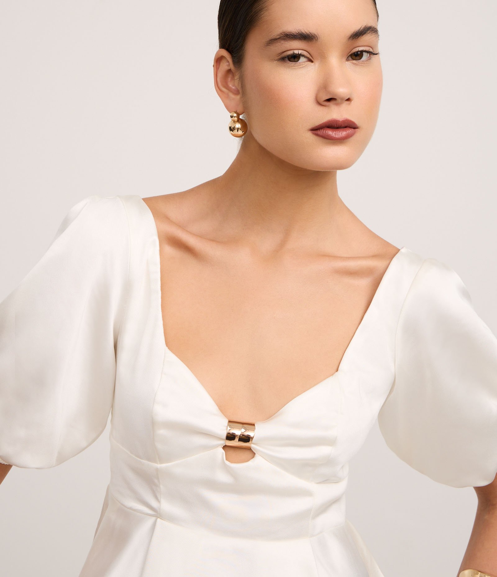 Blusa Peplum Acetinada com Aviamento no Decote Coração Off White 3