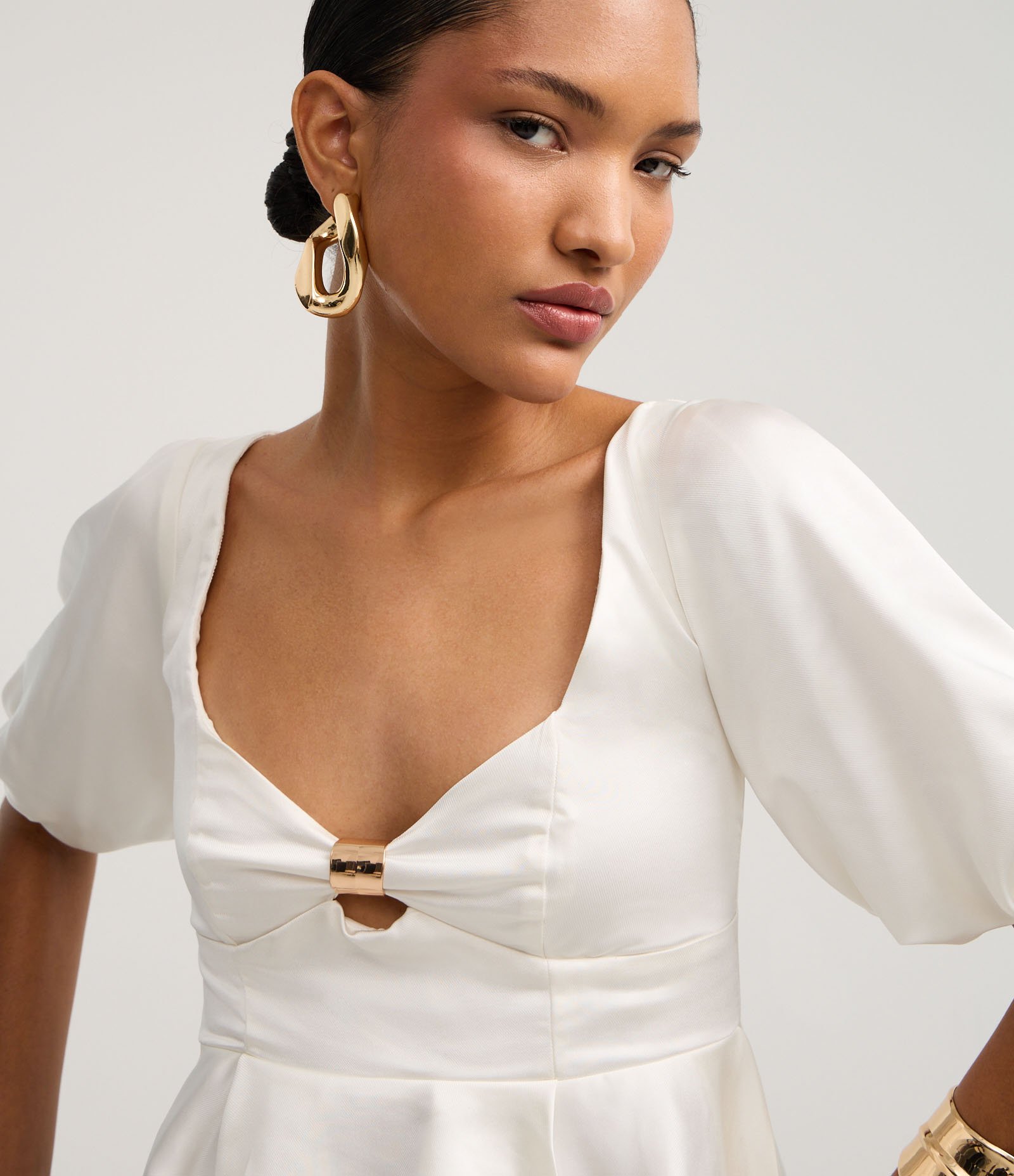 Blusa Peplum Acetinada com Aviamento no Decote Coração Off White 3