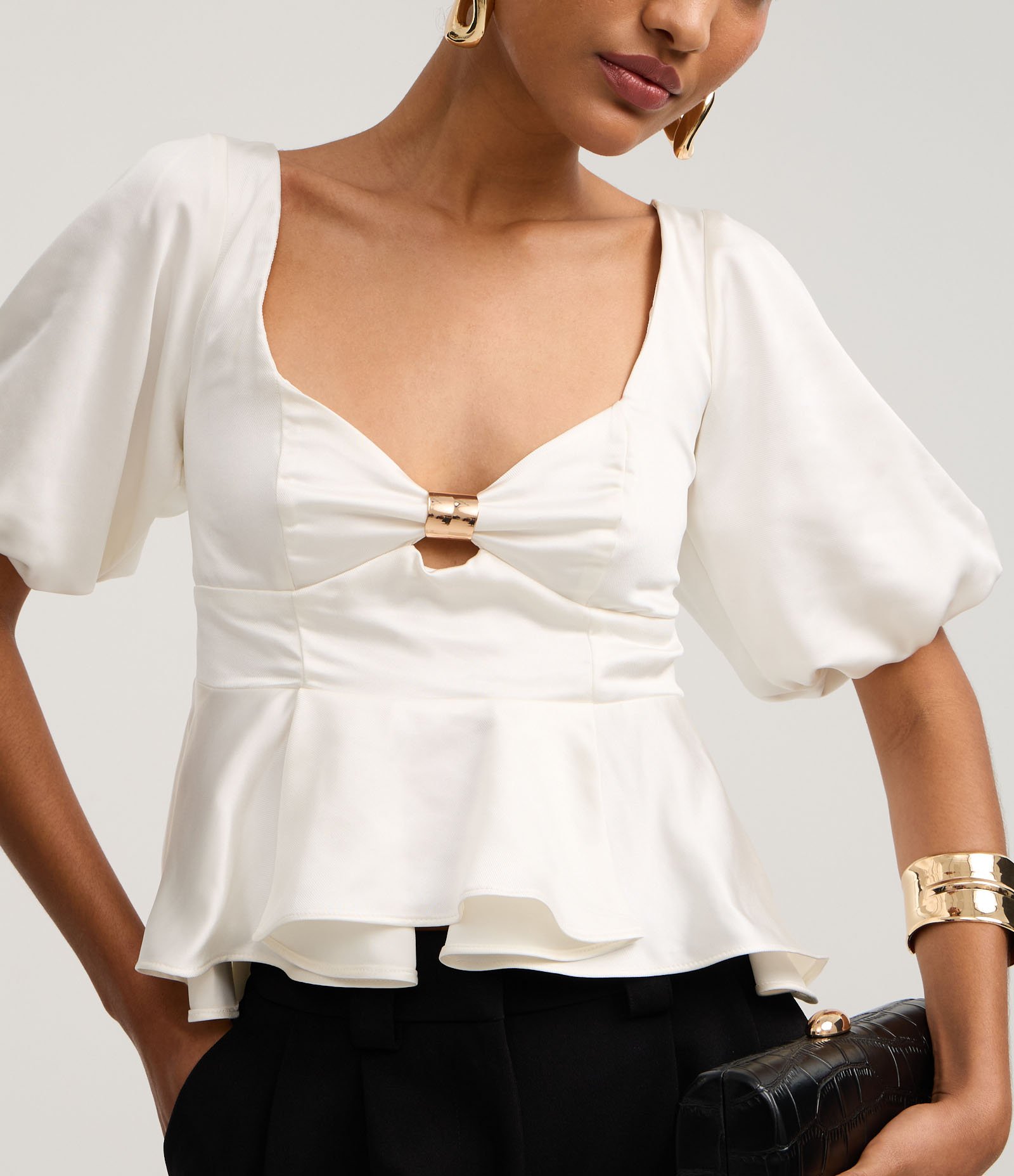 Blusa Peplum Acetinada com Aviamento no Decote Coração Off White 4