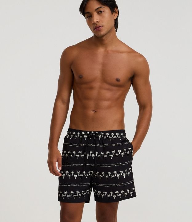 Bermuda Leve em Microfibra com Estampa de Coqueiros