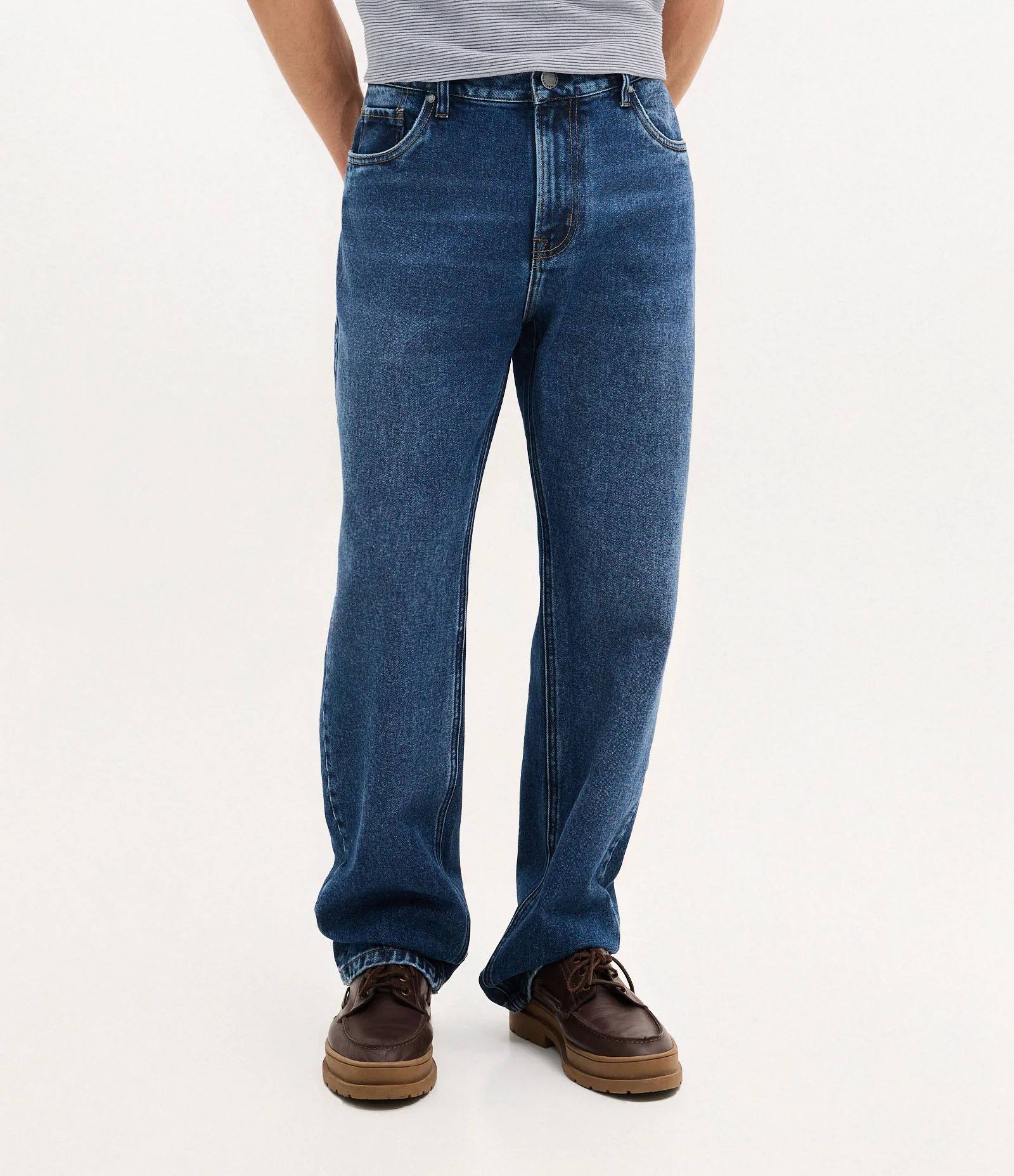 Calça Reta em Jeans com Lavagem Escura Azul Médio 2