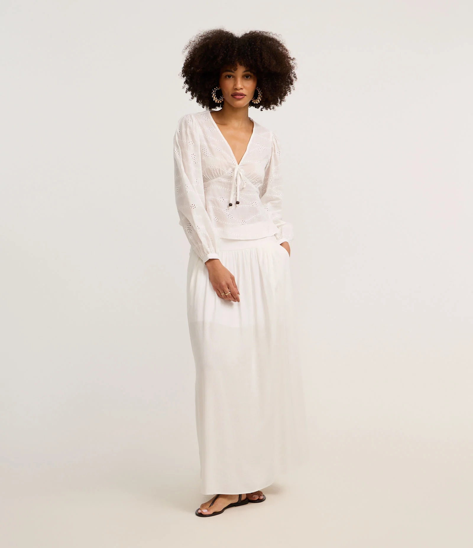 Saia Evasê Midi em Viscolinho com Lastex no Cós Branco 1