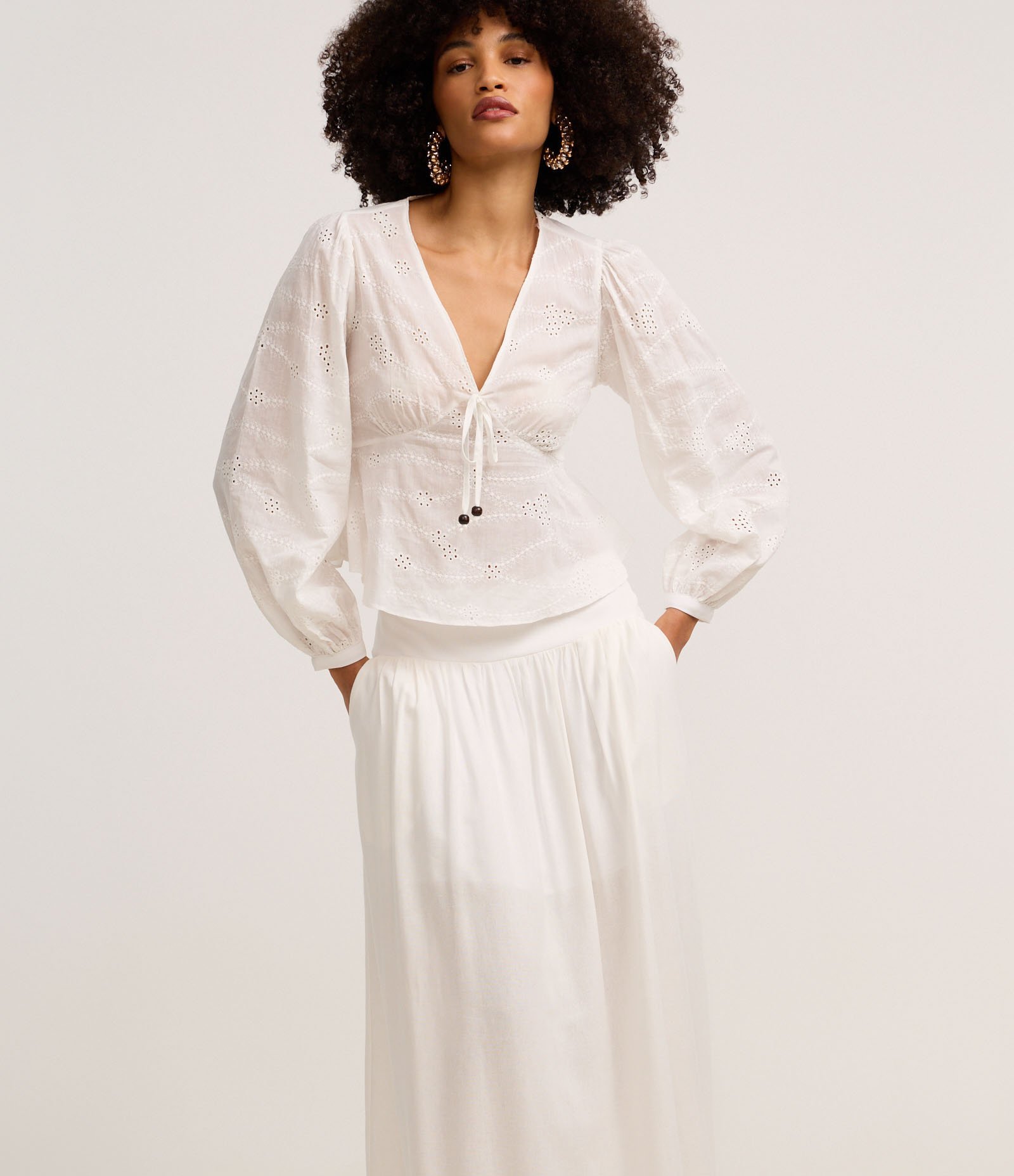 Saia Evasê Midi em Viscolinho com Lastex no Cós Branco 2