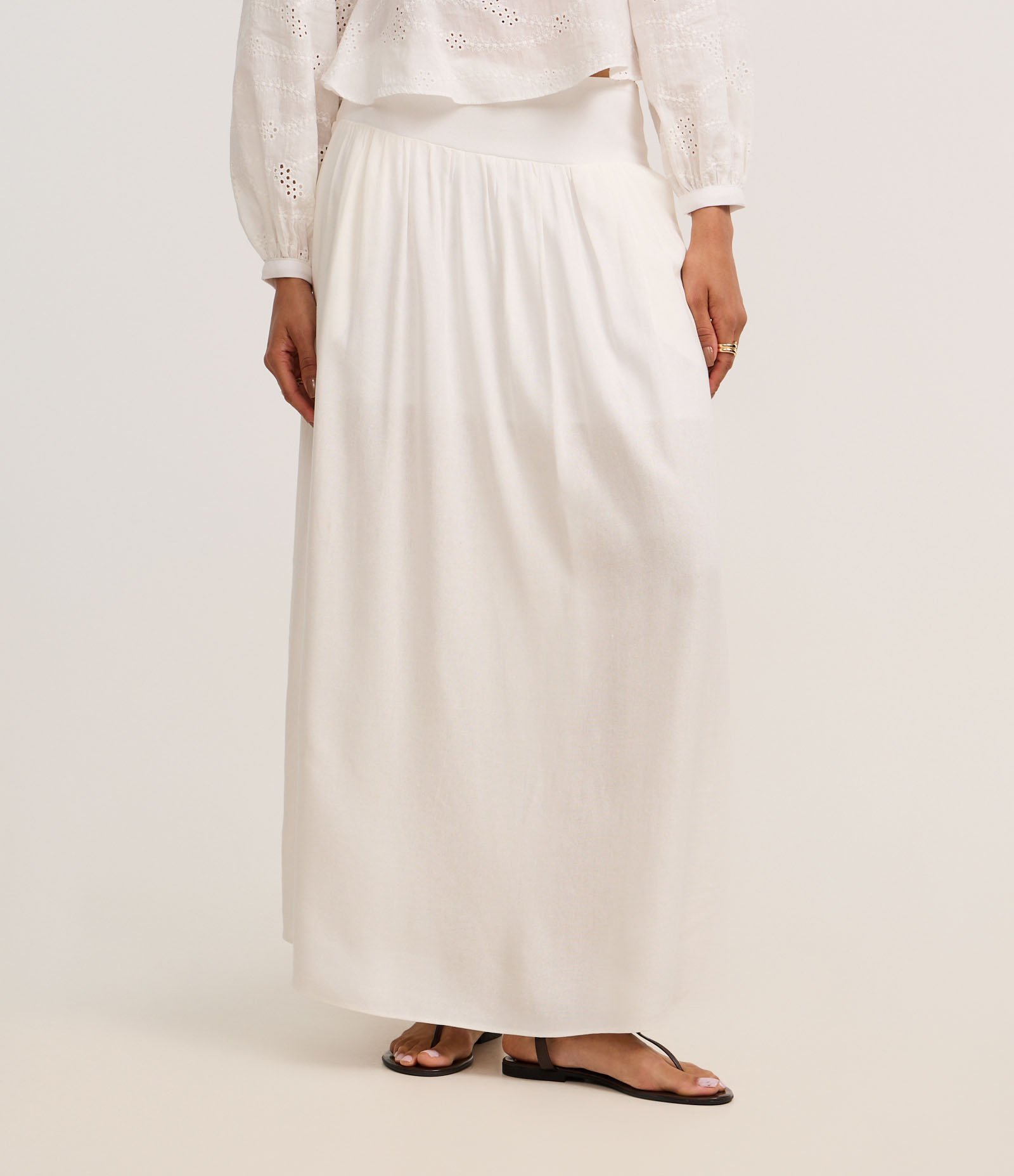 Saia Evasê Midi em Viscolinho com Lastex no Cós Branco 3