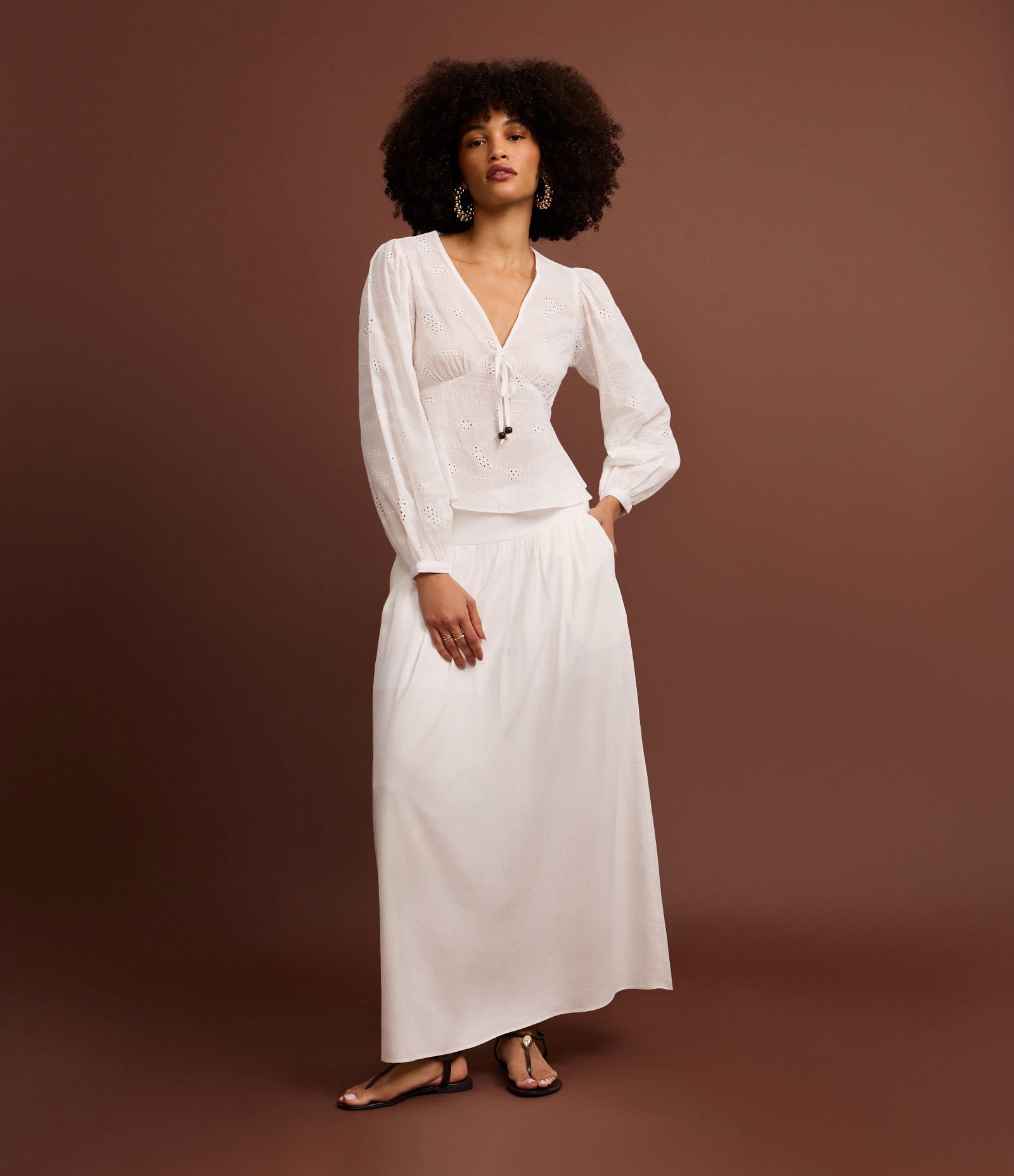 Saia Evasê Midi em Viscolinho com Lastex no Cós Branco 5