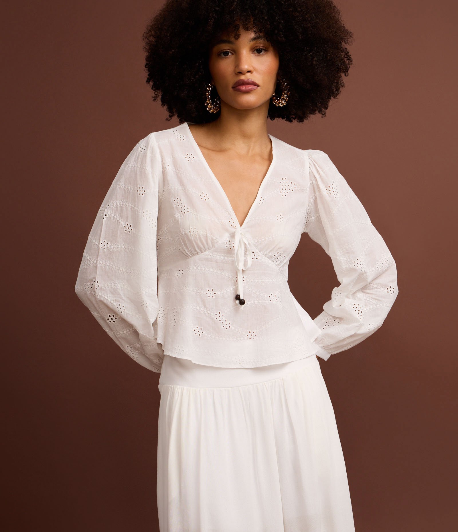 Saia Evasê Midi em Viscolinho com Lastex no Cós Branco 6