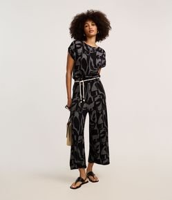 Calça Reta Canelada em Viscose com Cinto Corda e Estampa Abstrata