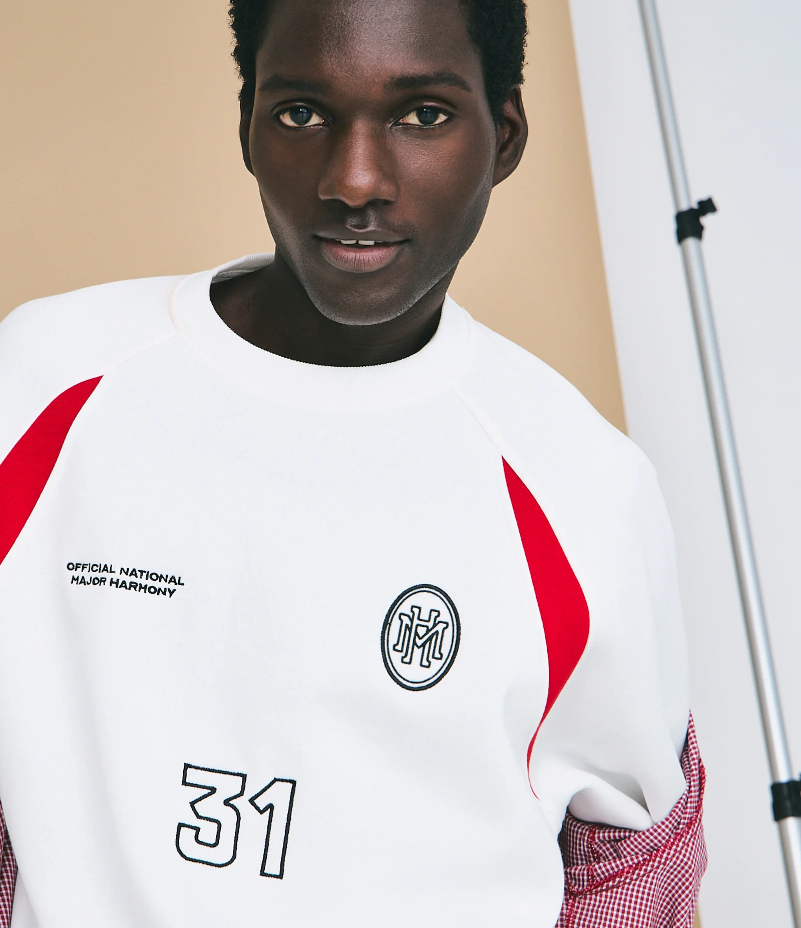 Moletom Boxy Esportivo com Bordados e Recortes Branco 1