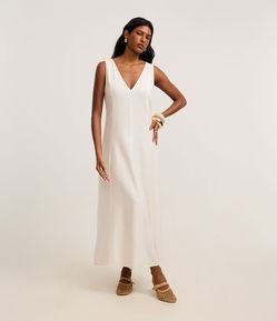 Vestido Evasê Midi em Viscolinho com Decote V e Pences