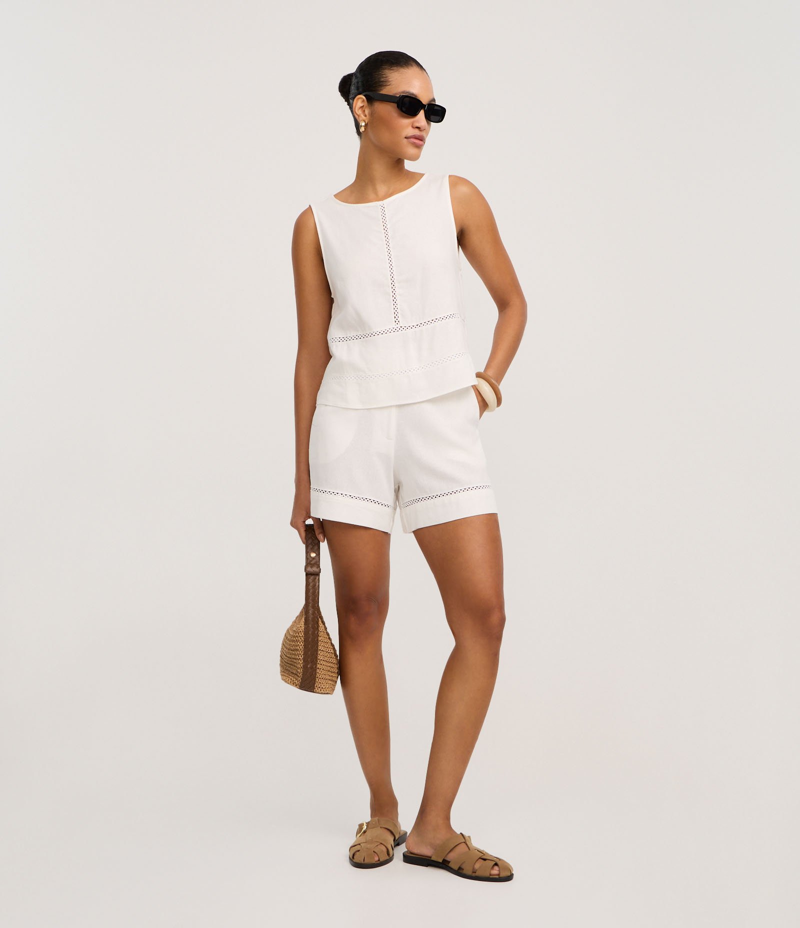 Short em Viscolinho com Entremeio na Barra Off White 1