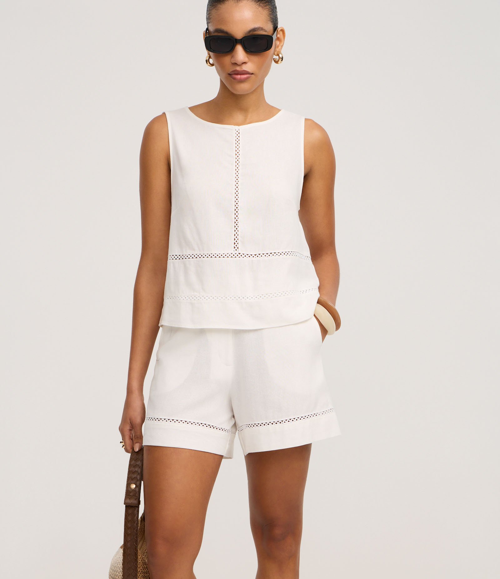 Short em Viscolinho com Entremeio na Barra Off White 2