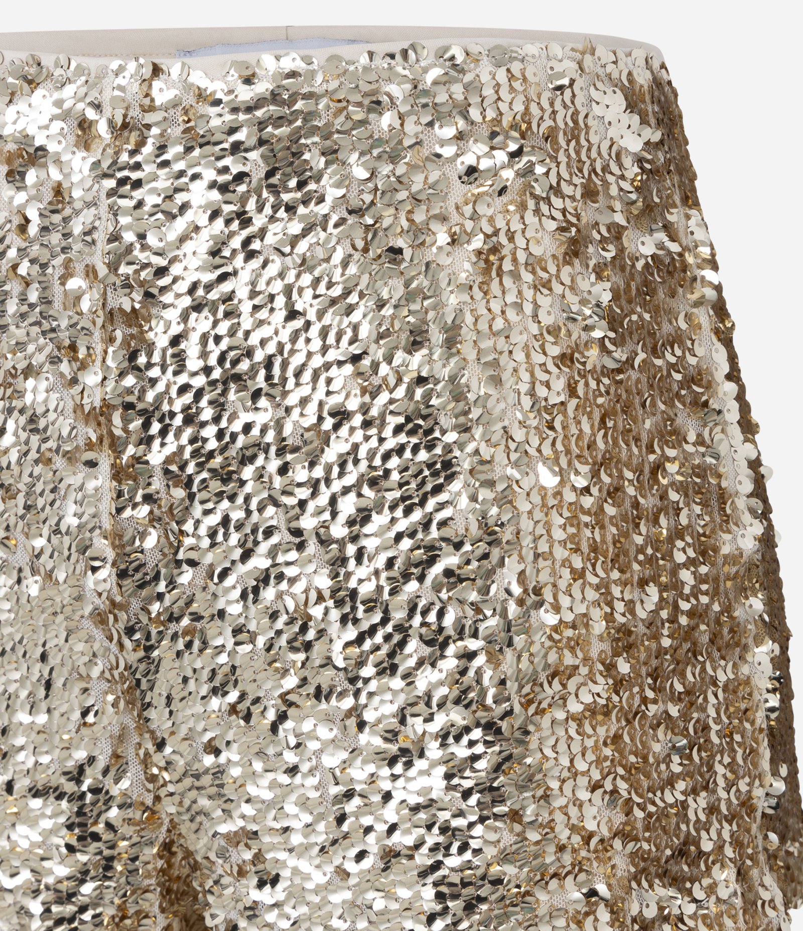 Short Curto em Paetê com Efeito Metalizado Dourado 5