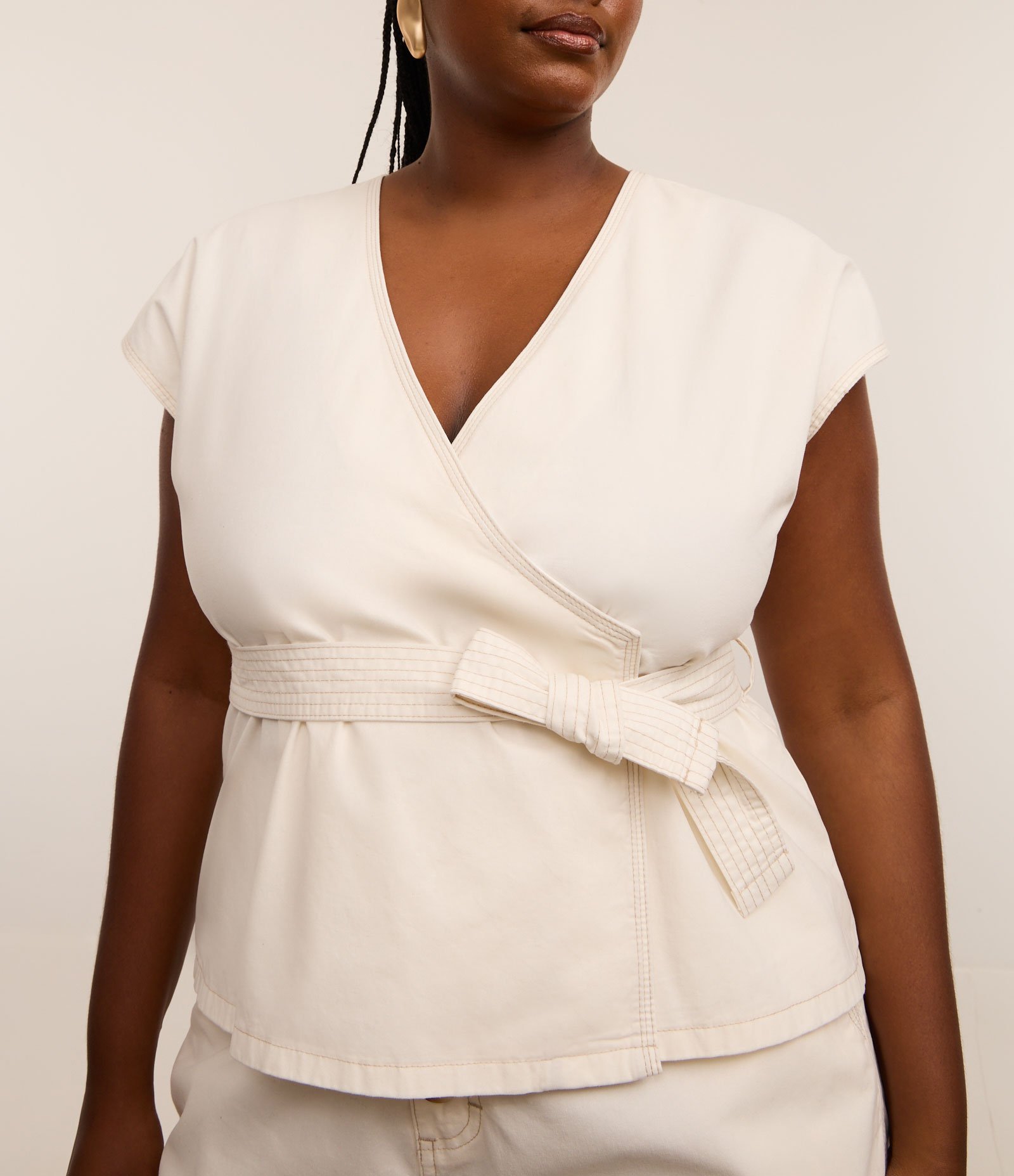 Blusa em Sarja Transpassada com Faixa para Amarração Off White 4